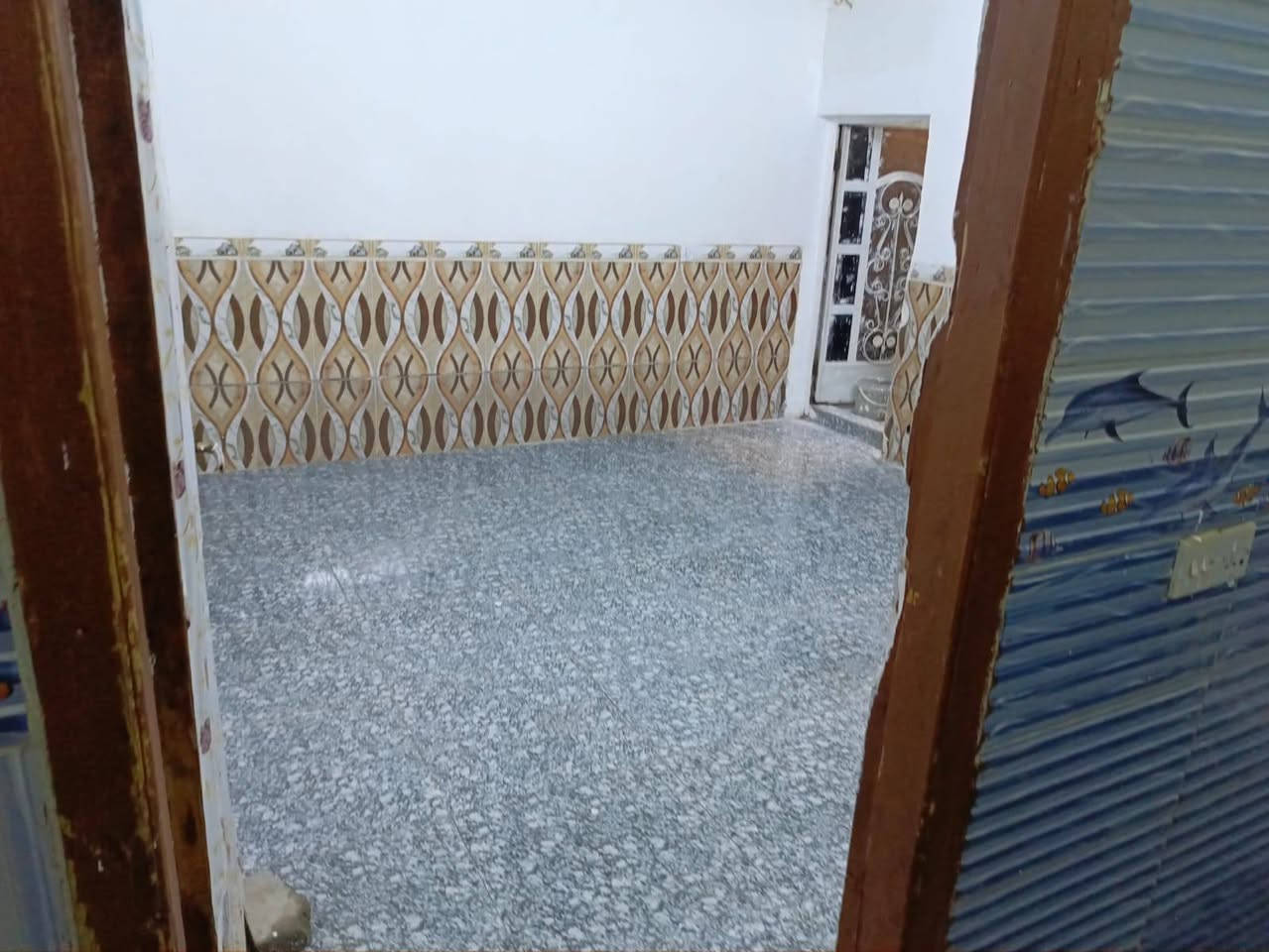 مكتب الصادق
السلام عليكم
بيت مساحة ١٠٠م مربع أرضي للإيجار 
يحتوي على غرفة نوم واستقبال ومطبخ معزول صالة صغيرة وكراج وخدمات 
المكان الشعب شارع الصحة العام مقابل جامع الحق 
السعر ٤٠٠ ألف 
*********** أبو عادل
