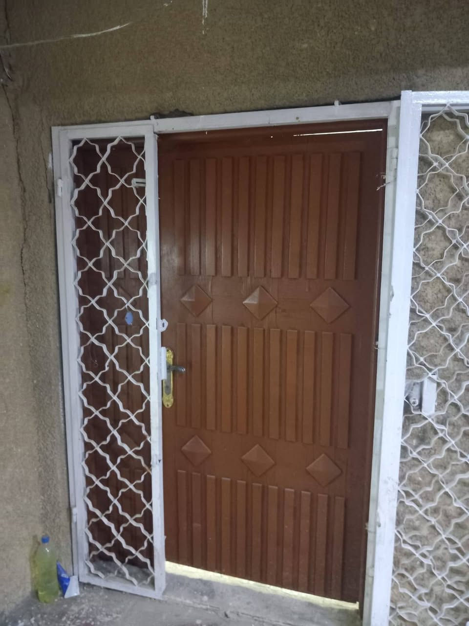 مكلف بنشر للتواصل مع صاحب البيت
***********
بيت للاجار مساحة 120 
الامين الثاني خلف فلافل باقر يحتوي على ثلاث غرف
واحده جوه و اثنين فوك 
مع كافة الخدمات الصحية و المطبخ
