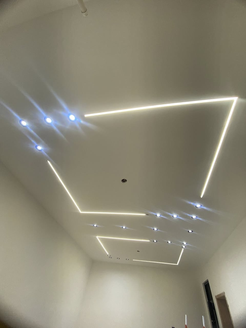 عمل درجة اولى انارة حديثة (بوري ، سيمنز) توزيع انارة منظمة وتوزيع سويج بلك بستهلاك تام خريطة حسب الاثاث ترتيب وبأنسب الاسعار عمل قطعي الاستفسار ***********
