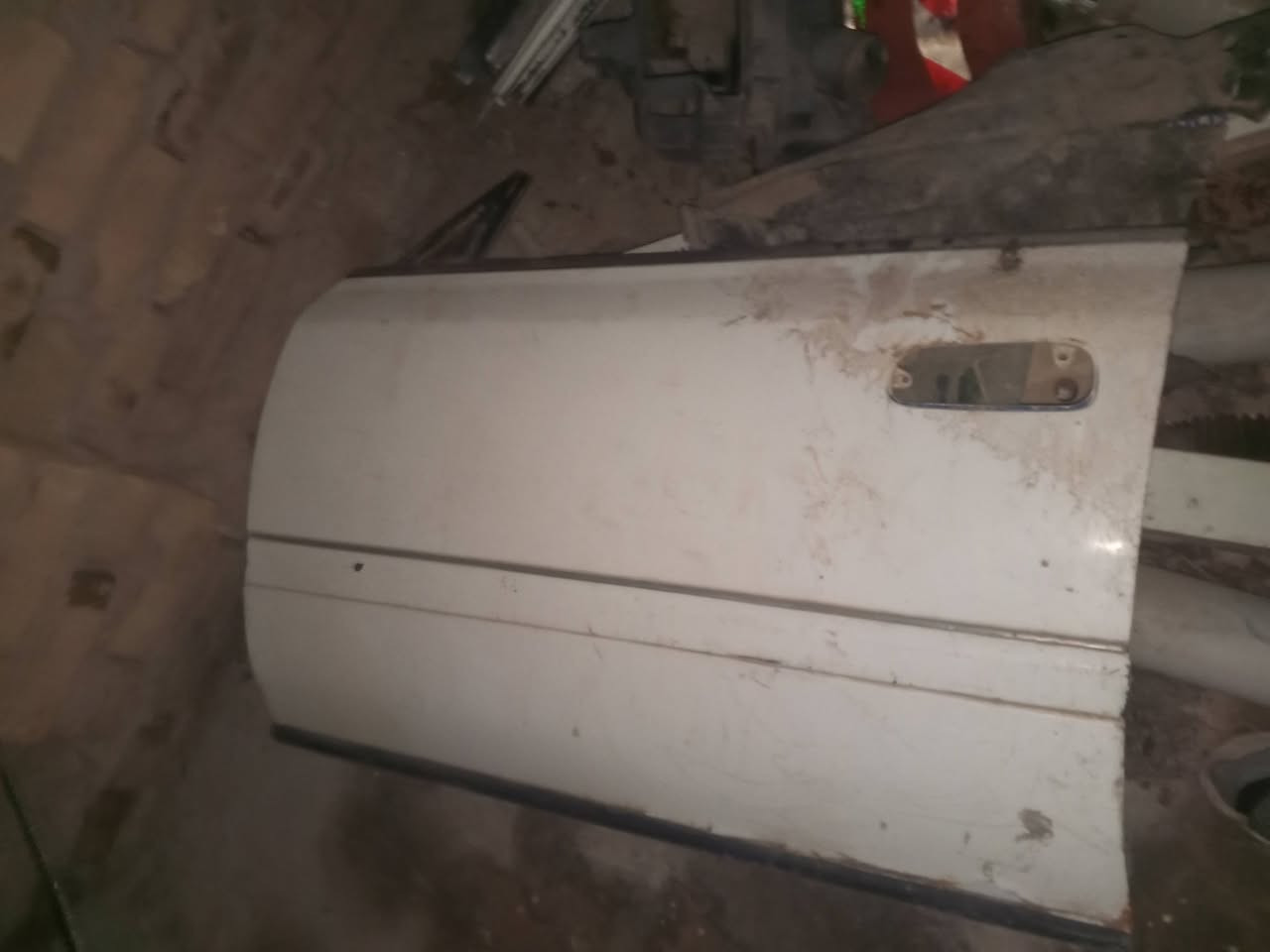 السلام عليكم شباب
فره كامله مال راس الثور 
4 بيبان 
3 دعاميات 2 كدام 
2 جاملغات 
بنيد 
جنطه
شتريد ابيعلك 
تصل ***********
