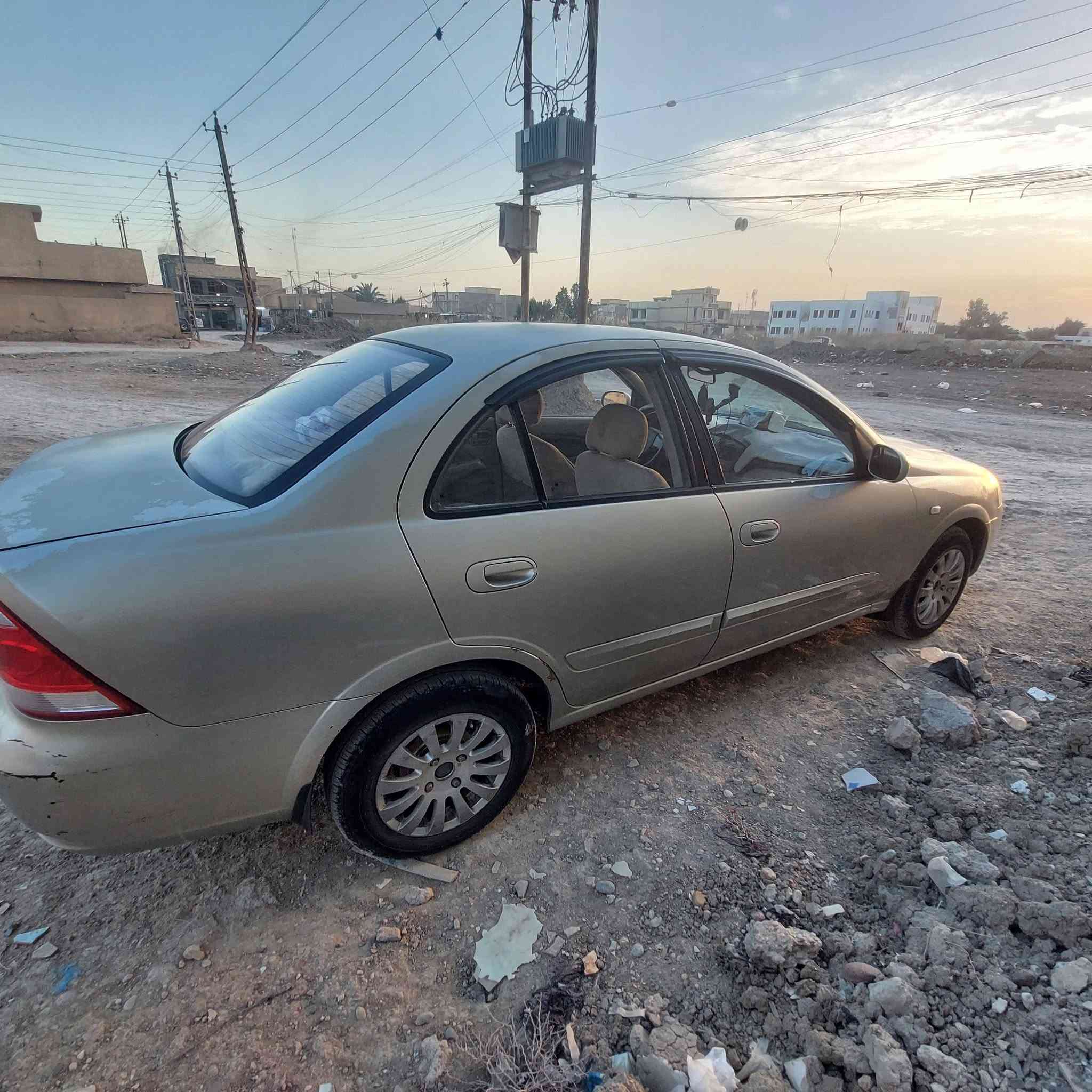 السلام عليكم نيسان سني ذهبي بدي كوري موديل 2008 رقم بغداد الجديد سنوية بأسمي السيارة بيها بارد قبغ الجنطه والبدنة الخلفية شويه وبيها صبغ حافة باب السايق من جوة  تايرات جديد باتري جديد ادامة منضومة البانزين صدرها خير من الله تبريد تدفئة شغال عارضها ب 88 وبيها مجال ***********
