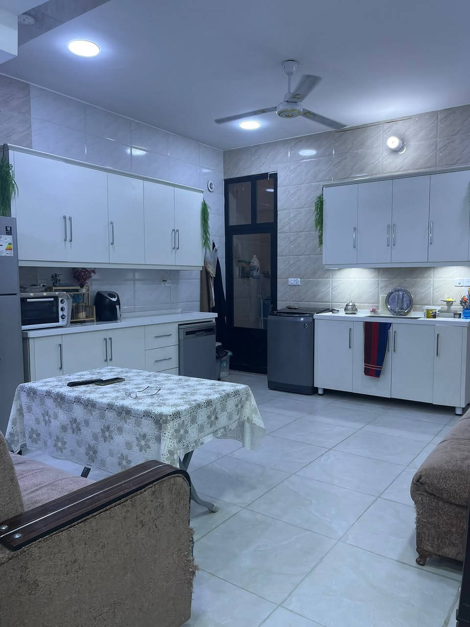 بيت جديد للبيع
المساحة ١٠٠م الواجهة ٥ نزال ٢٠ مدخلين
البيت بناء درجة اولى و جديد
يحتوي على ٤ غرف نوم غرفتين سويت
مطبخ كبير حار وبارد وحمامين ومخزن كبير
العنوان ضباط حي سومر موقع ممتاز 
السعر ٣٥٠ وبيه مجال 
للاستفسار ***********
