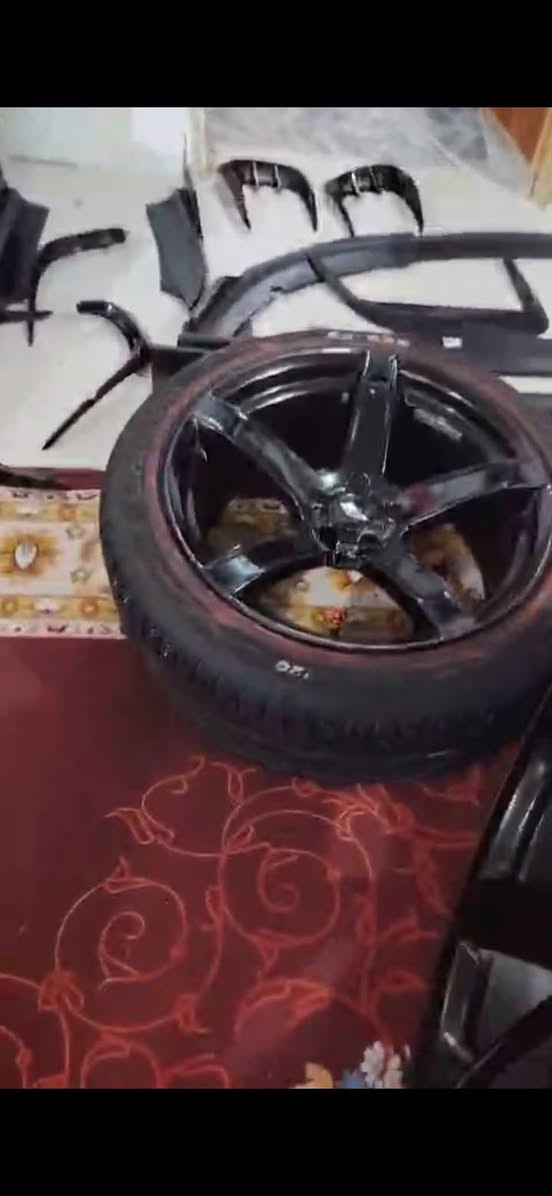 ألسلام عليكم للبيع طخم تاير +وياله حجم 20وكت كامل جارجر ***********
