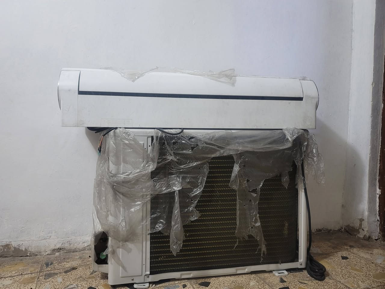 السلام عليكم شباب، عندي سبلت شاربو (SHARBO) حجم 2 طن جديد بباكيتاته وورق التغليف مالته بعده عليه (مثل ما موضح بالصور). الجهاز غير مستخدم ولا مشدود نهائياً، غراضه كاملة مكملة (القطعة الداخلية، الخارجية، الريموت، والبواري النحاس الثنائية).
السلام عليكم شباب، عندي سبلت شاربو (SHARBO) حجم 2 طن جديد بباكيتاته وورق التغليف مالته بعده عليه (مثل ما موضح بالصور). الجهاز غير مستخدم ولا مشدود نهائياً، غراضه كاملة مكملة (القطعة الداخلية، الخارجية، الريموت، والبواري النحاس الثنائية).
للأمانة: الكارتونة الخارجية مالت القطع تالفة ومو موجودة، لكن الجهاز جديد 100%

السعر ٤٥٠ الف وبي مجال بسيط 
​ للاستفسار، الاتصال على الرقم ***********

