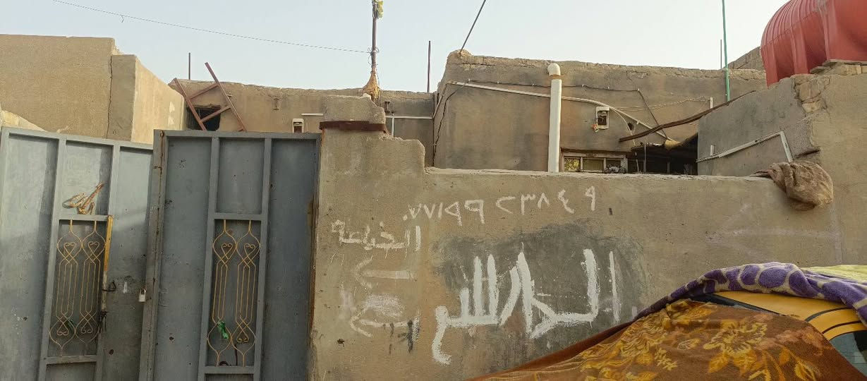 السلام عليكم بيت البيع حواسم 200متر  سعر مناسب بحي فنانين على شارع ***********
