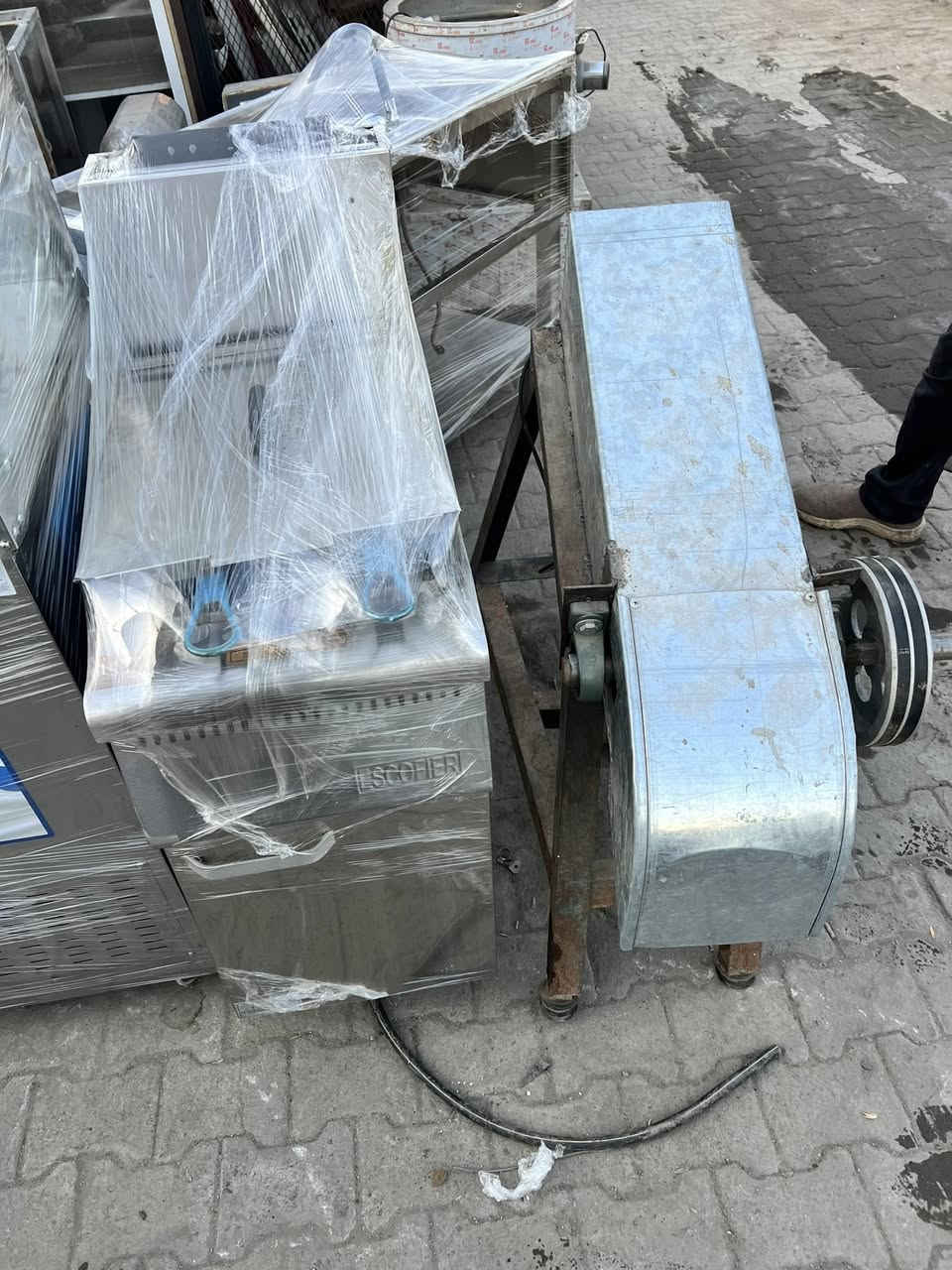 سلام عليكم 
مستعدون للتجهيز المطآعم 
و بيع و شراء الأغراض المستخدمه 
سيد مصطفى ***********
