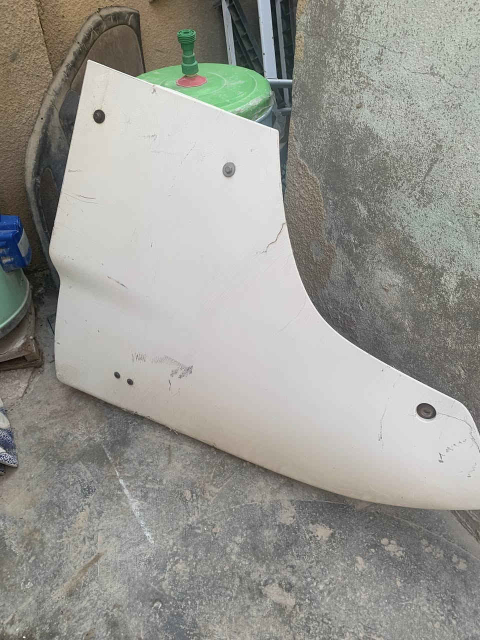 السلام عليكم للبيع كاسحه وزعانف سكانيا ٢٠٠٧نص دغداغه كاملات جيب وشد مكانهن لبصرة الزبير سعرهن ٧ورقات وبيهن مجال لشراي ***********
