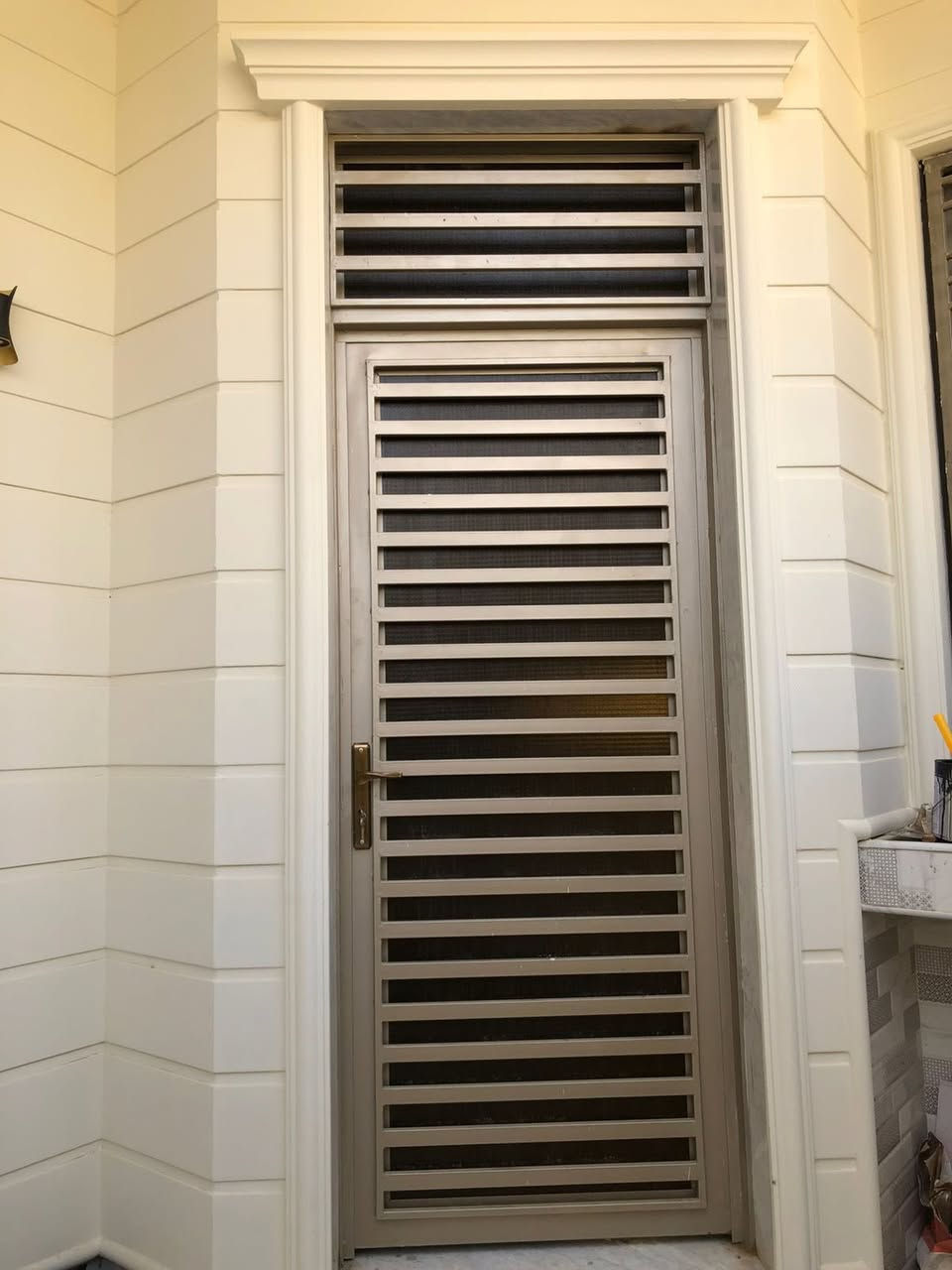 سلام عليكم بيت للبيع بالعصافير نزلت الصناعة قرب 
مركز الشرطة أولى بيت يصير مساحة 130 متر طابق واحد بي غرفه وداخلها حمام وبراني وصالة ومطبخ وحمام داخلي وخارجي  البيت كله مرمر  وأرتفاع عن الشارع خمسة بايات كلش مرتب وبناء درجة أولى ***********
