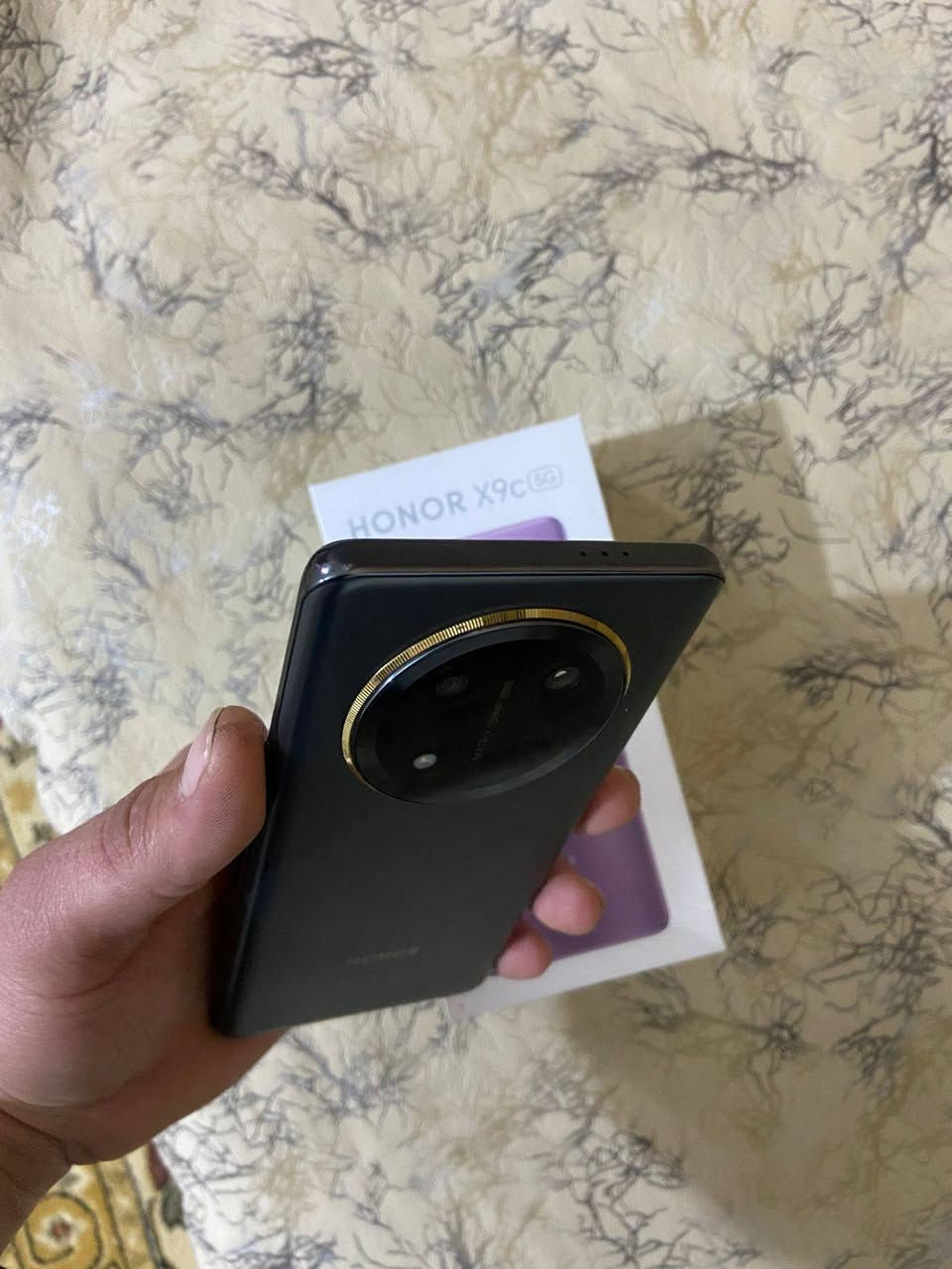 السلام عليكم شباب

هونر x9c لون اسود 
ذاگره 256 عشوائي 12
گارتون وشاحنته وياه
شتريته فتح كارتون قبل سبوعين ب٣٥٠
مكاني بغداد جسر ديالى جديد
لأتصال ***********
ماعندي توصيل
