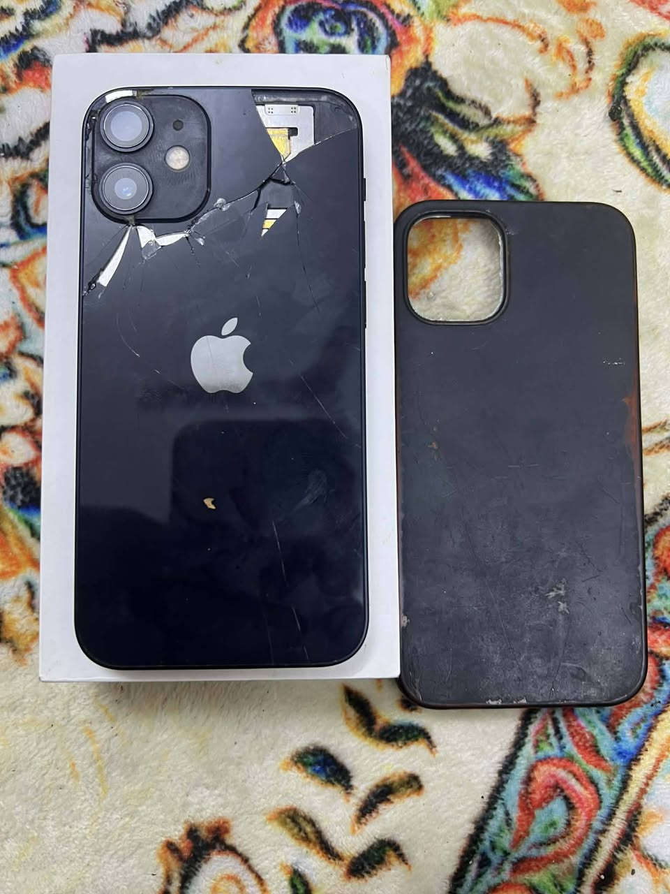 سلام عليكم جهاز آيفون 12مني ذاكره 64 بطاريه 82 جهاز مثل ما موضح جاهز ضهر مفطر وشاشه بيه فطر بلكلاسه الباقي مكفول جهاز مامتوح بلادي انت تصال كل شغال المكان بغداد العبيدي حي رئاسة السعر 100) ***********
