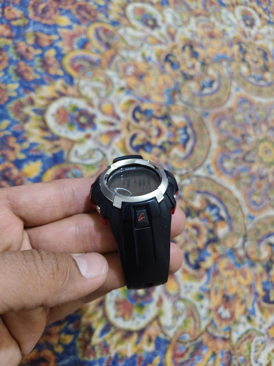 هاي الساعة *Casio G-SHOCK G-2900F* من سلسلة الـ Data Memory، وتكتب عليها WR200M.
1. *التفاصيل التقنية*
- *الموديل*: G-2900F-1V / G-2900F-8V
- *مقاومة الصدمات والماي*: تتحمل صدمات قوية ومقاومة ماي لحد 200 متر - 20 ATM
- *الشاشة*: ديجيتال بالكامل، زجاج معدني Mineral Glass
- *e-DATA MEMORY*: تخزن لحد 40 سجل لروابط أو إيميلات وباسورد، كل سجل 7 حروف
- *وظائف ثانية*:
    - World Time لـ 29 منطقة زمنية
    - ستوب واتش 1/100 ثانية
    - تايمر عد تنازلي 24 ساعة
    - 5 منبهات + منبه غفوة
    - تقويم تلقائي لحد سنة 2039
    - إضاءة EL خلفية زرقاء-خضراء
- *البطارية*: CR2025 تعيش تقريباً 10 سنين
- *الحجم والوزن*: 52.4 × 45.9 × 16.5 ملم، وزن 58 غرام
- *الحزام والحالة*: حزام ريزن أسود، إطار ستيل + ريزن f0b9

3. *شنو يميزها؟*
هي ساعة شغل ومغامرات، قوية جداً، وميزة الـ Data Memory السعر 65 الف مكاني بغداد مدينة الصدر ***********
