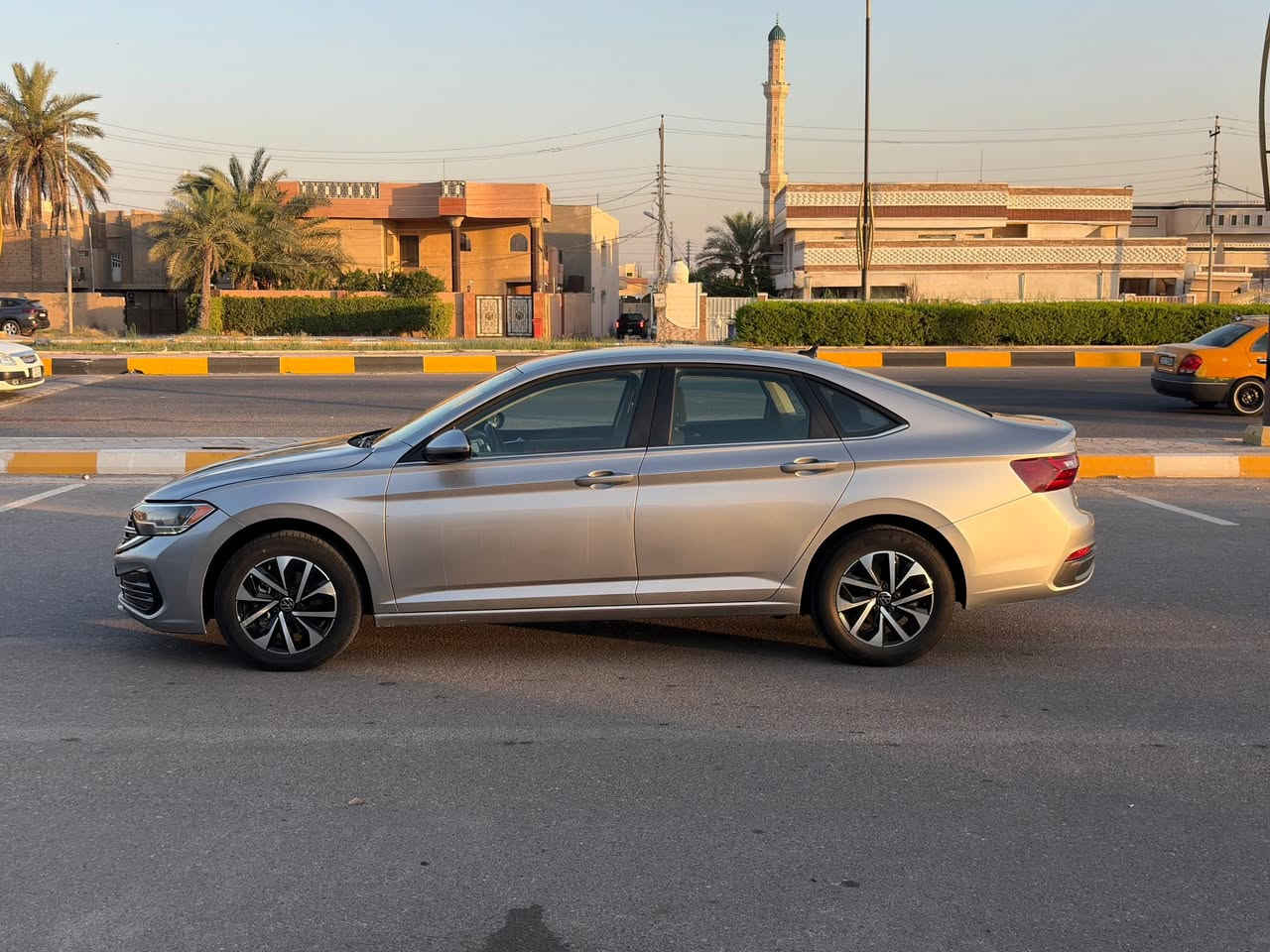 للبيع فولكس فاغن جيتا 2022 فئة S
كلين تايتل ممشى 73900km 
السعر 175$
للاستفسار ‭***********‬
محرك 1.5 تيربو بقوة 158 حصان، قير أوتوماتيك 8 سرعات، اقتصادية جداً بالوقود، شاشة تدعم Apple CarPlay وAndroid Auto، كاميرا خلفية، نظام مراقبة النقطة العمياء، مثبت سرعة، مصابيح LED، عدادات رقمية.

السيارة بحالة ممتازة وخالية من المشاكل، جاهزة للفحص

