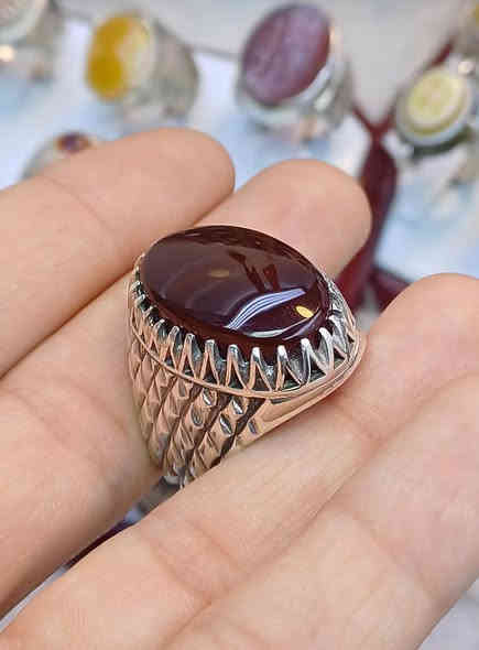 العقيق اليماني الكرزي الطبيعي وصل ✨
قطعة اليوم من العقيق اليماني الطبيعي بلون كرزي ملكي 🍒
و مع صياغة يدوية ثقيلة جدًا 
ب اسم الصايغ صلاح بنبع وبعيار فضة 950
 ومع شفافية حمراء دم ❤️‍🔥
قطعة نادرة ومن النوادر 🔥💎
📩 للتواصل على الخاص أو عبر الواتساب: ***********
#مزاد_ابو_اشرف_اليمني
