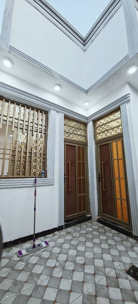 🏠 دار سكن للبيع (بناء حديث )
📍 الموقع: البصرة - أبي الخصيب - شيخ إبراهيم (شارع أبو نشمي).
⚖️ السند: طابو زراعي سند 25 (أصولي).
📐 المساحة: 100 متر.
🔹 تفاصيل الدار:
الغرف: (2) غرف نوم +  ديوان استقبال.
المعيشة: صالة داخلية + مطبخ (نظام أوروبي حديث).
الصحيات: داخلية كاملة + خارجية إضافية للضيوف.
🔹 المميزات:
تصميم عصري يستغل كامل المساحة.
منطقة سكنية هادئة ومكتملة الخدمات.
💰 السعر: 68 مليون دينار.
📞 للاتصال والاستفسار: ***********
       ***********
(صور الدار مرفقه، للمعاينة الواقعية)
