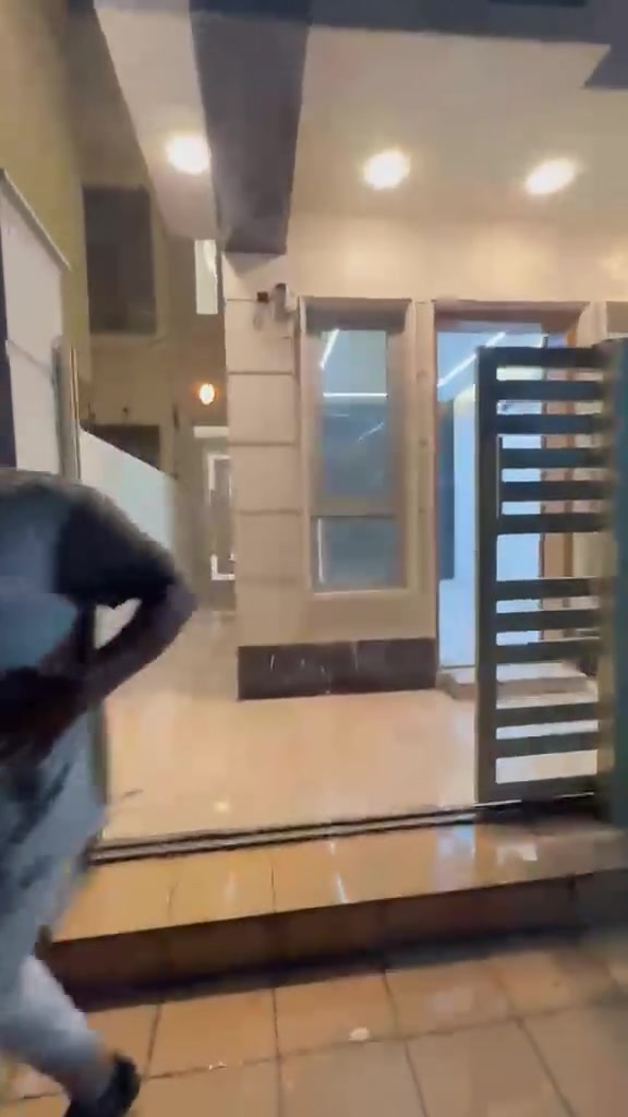 للبيع دار ١٠٠م القادسية محلة ٦٠٨ طابقين ونص بناء درجة اولى استفسار ***********
