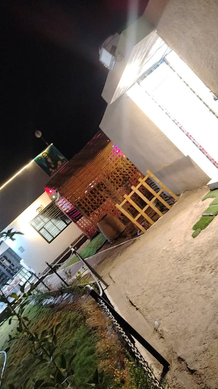 سلام عليكم نصف دونم  مع دار بناء مساحه 300 اللبيع  زراعي سند 25 في منطقه السلاميات قبل معمل ال سفنج قرب منتجع المشاهير منتجع الفنان حيدر عبد ثامر بناء حديث 2026
تفاصيل البيت :
يحتوي على صاله ضيوف كبيره 9*5
ومطبخ بارد + حار
 ويحتوي على 3 غرف نوم
حولي على كبر البيت مفتوح 
حمام ومع تصميم منزع ملابس 
وصحيات اضافيه خارج البيت كبيره 
والطابق الثاني يحتوي على غرفه نوم وداخله دريسنك روم ( غرفه ملابس)
ممشى من صفحتين داير مداير البيت  مع مساحه 5 أمتار خلف البيت 
المزرعة زنجيل تحتوي على باب أمامي وباب خلفي صايره على شارعين عرض الشارع 10
 البيت مثل مموضح بل صوره بناء حديث مع حديقه كبيره مزروعه  انواع الحمضيات والنخيل اعمارهن أشهر 
ملاحضة : جلسه عربية تراث مع تنور طين إضافي مع البيت 
الاستفسار عن طريق اتصل او مراسله الحساب 
رقم الهاتف ***********
