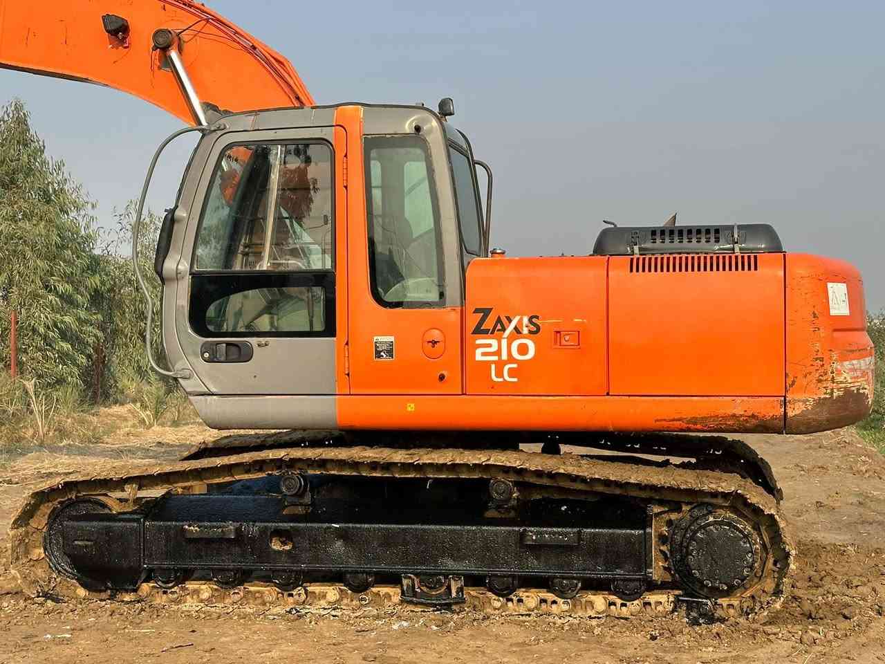 للبيع حفاره زت مديل2005 اصل شاصي 114 رقم الماني مكفوله كفاله عامه مضخه ومحرك وبم ونوزل وصفر جاج على وضع الشركه تبريد ابلادي  زناجيل وحداديه 100/100 الاتصال ***********
