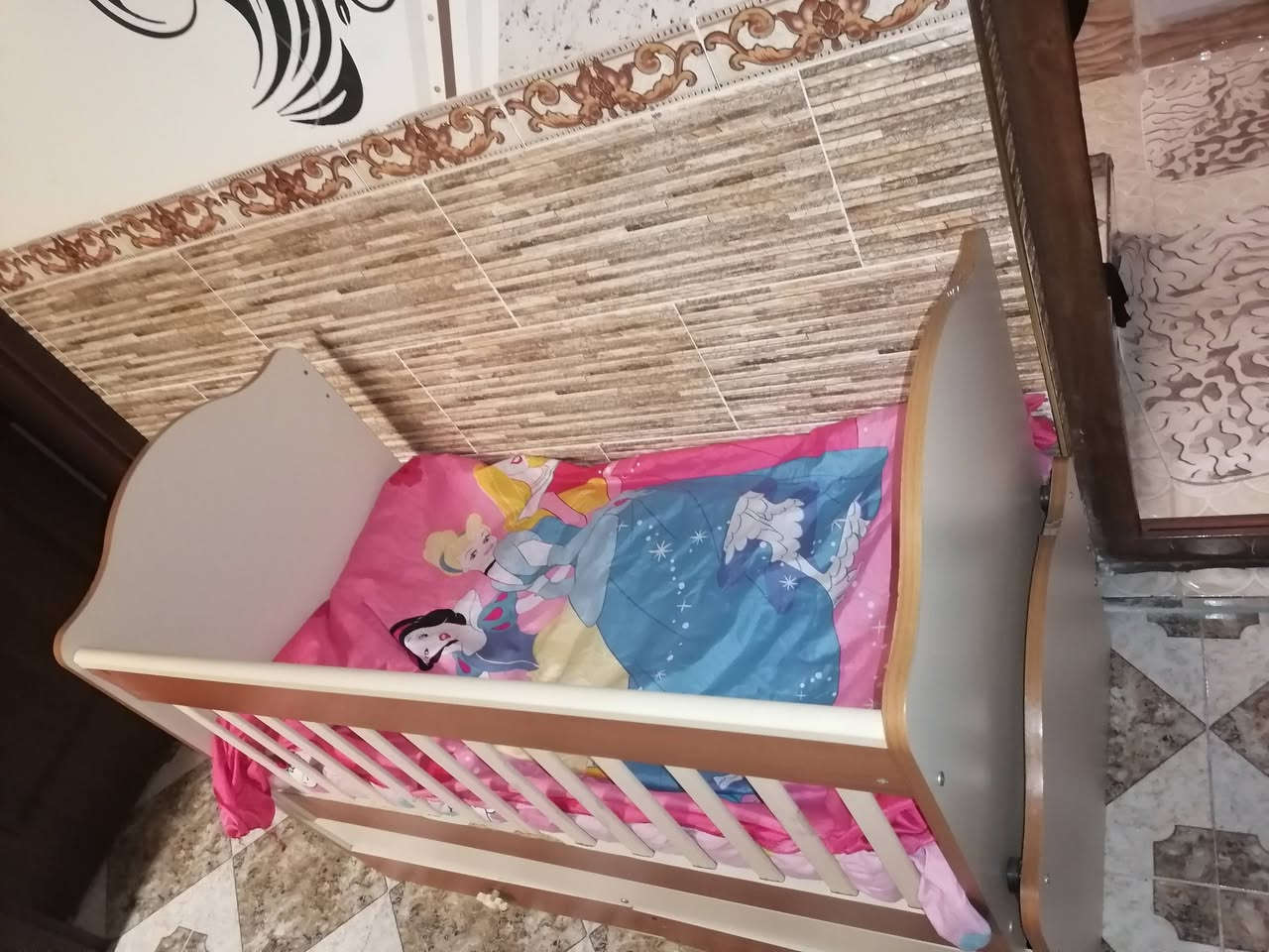 للبيع كاروكه مال اطفال مع دوشك كامل  سعره  ٢٠ الف مكاني كركوك داخل سوق بنجاعلي  ***********

