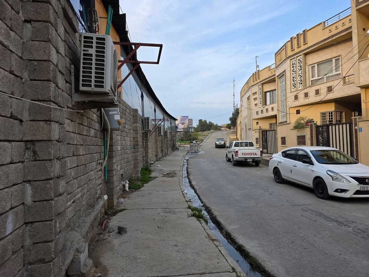 دار للبيع في حي البكر خلف مطعم بيت جدي المساحة 181 م واجهة 10 م طابق ونصف معزول 3 غرف نوم استقبال هول مشتملات  بناء قديم اتجاه قبلة .
***********
***********
عقارات الصفوة حي المصارف قرب جامع سعدي مهدي
