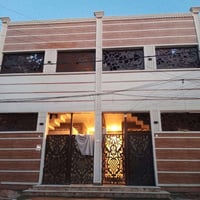 بنايه للبيع طابو صرف باسمي مساحتها 210بالسند مبنيه اربع شقق سكنية كل ش...