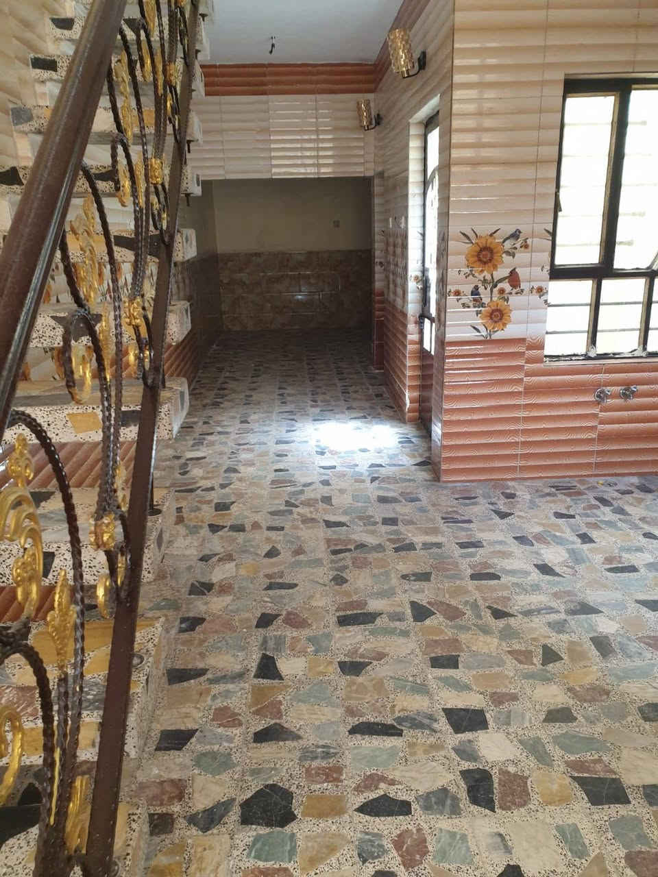 دار للبيع مساحة ٤٦ متر مربع  غرفة واحدة طابق ٢ وحولي وخدمات وغرفة معيشة الطابق  الارضي المنطقة حي البساتين قريب على الشارع العام نظيف جدا جدا  للاستفسار الاتصال على الرقم        ***********      الشراي  فقط رجاءا ملك صرف
