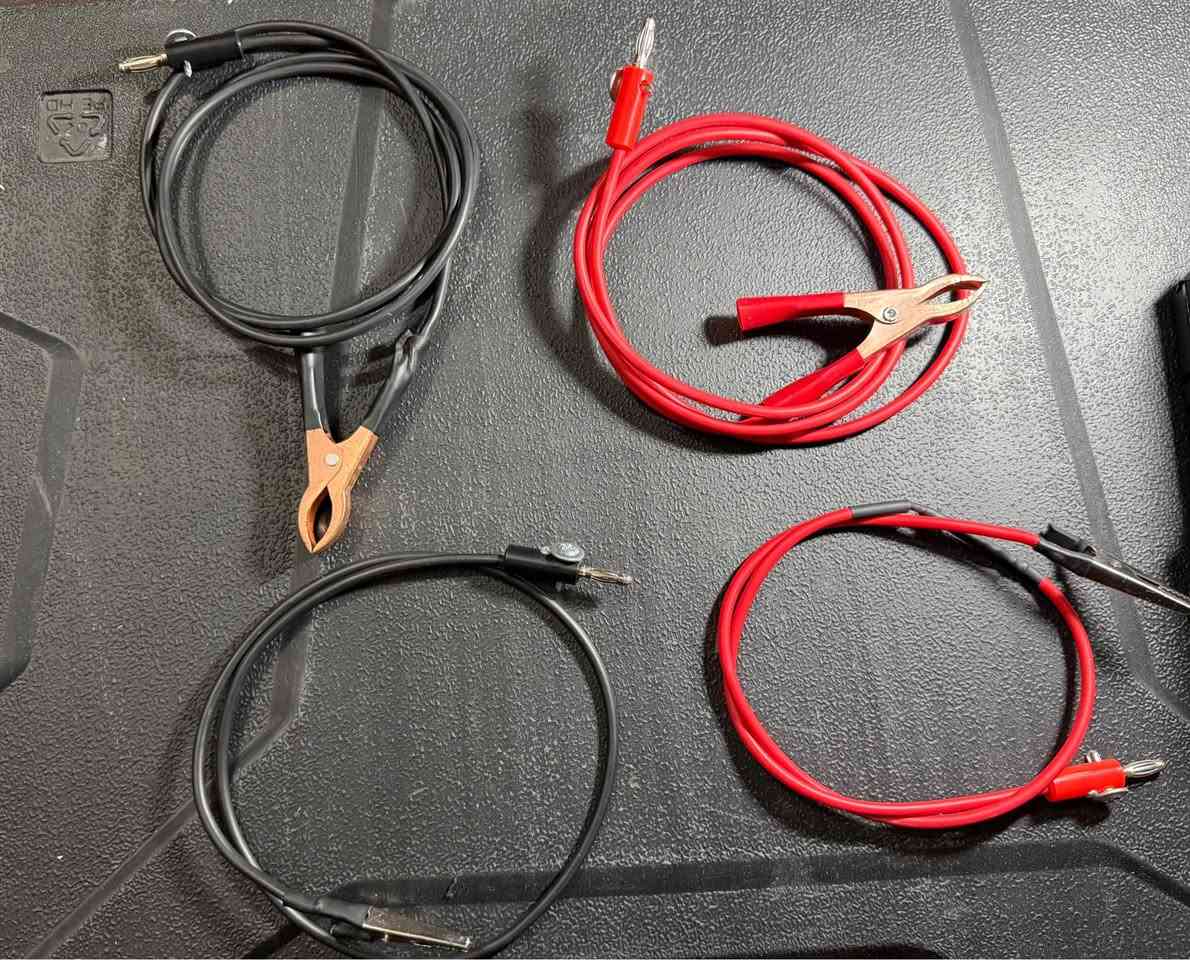 السلام عليكم للبيع مجهز قدره (بور سبلاي ) يحتوي على عده مميزات يشتغل على شحن عن طريق بطاريه درين  او  عن طريق كهربائي وياه بور سبلاي يعني ب الامكان تشغيله على كهرباء واذا طفت الكهرباء يشتغل على شحن مثل ما موضح  ب الصور يعمل على شحن وكهرباء . موصفاته : 

1- القدرة دخول 55 فولت وخروج 50 فولت 8 امبير 400 واط يبداء من 0 فولت الى 50 فولت و تيار من 0 الى 8 امبير  والتحكم سهل جدا وايضاً يحتوي على ذاكره خزن 

 2- يحتوي على حمايه من الشروت سيركت ويحتوي على حمايه من عكس الاقطاب وحمايه في حال استخدمت البطاريه مع البور سبلاي معا يحتوي على دايود يمنع رجوع التيار على بطارية او البور سبلاي  يحتوي على مروحه تبريد ايضا 

3- وياه مجموعه وايرات ب الامكان شحن اي نوع من بطاريات الليثيوم او الجافه او بطاريات السيارات يحتوي على قرصات ب أحجام مختلفه وايضاً كمصدر تغذيه اي شئ مثل مصباح مثل في الصوره 

4- موصفات البور سبلاي (مصدر التغذيه مالته ) 36 فولت 5 امبير 180 واط يحتوي على عده حمايات منها حمايه من رجوع التيار يحتوي على عدد 2 من فان التبريد لظمان العمل المستمر 

- السعر 100 قفل مع كل الملحقات ما عدى البطارية مو ياه واسف على الاطاله متواجد واتساب *********** بغداد, العراق
