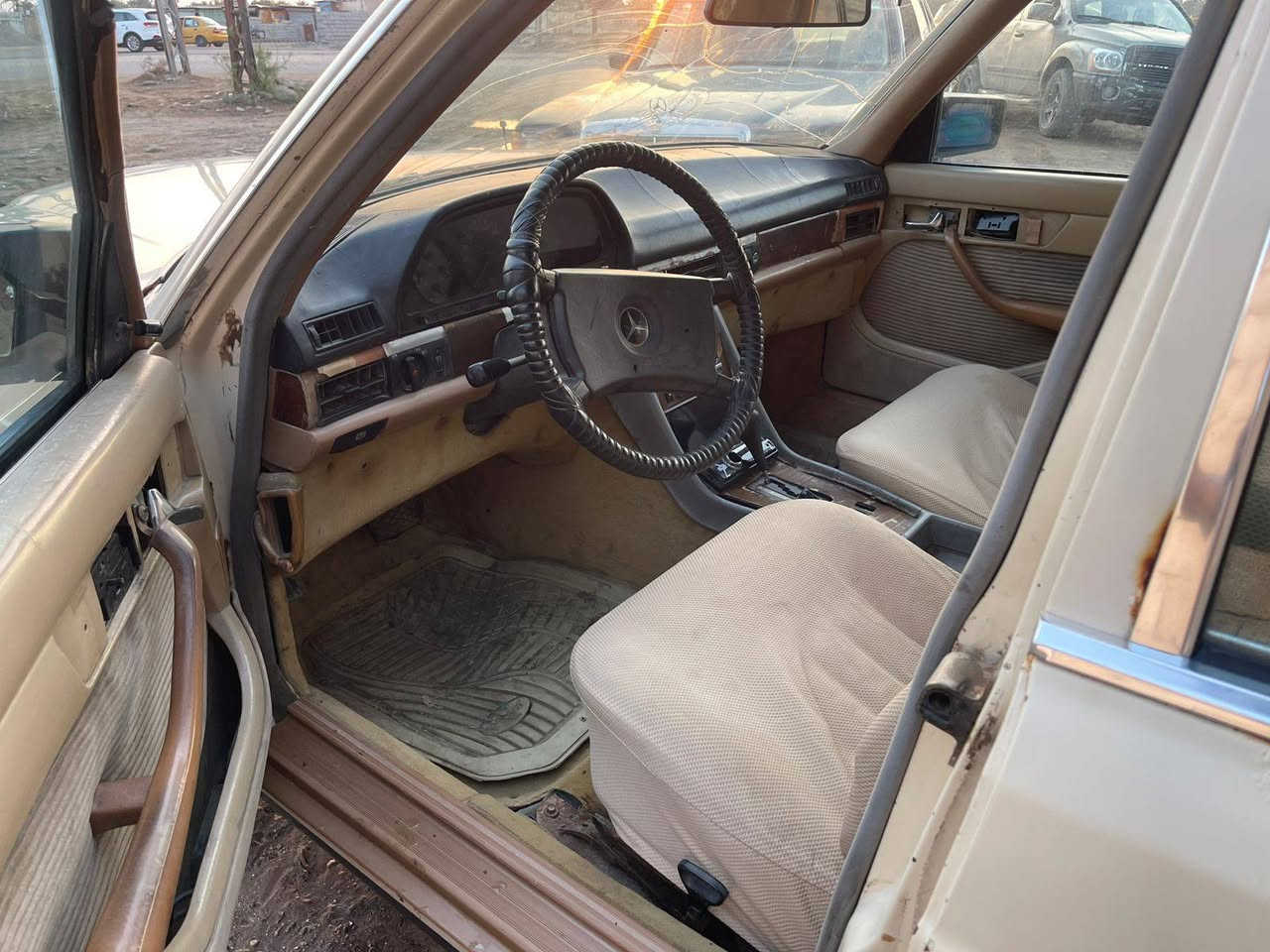 السلام عليكم مرسيدس للبيع حايز ثالث مكان واسط صير بيه بس وكالة راعيه سوي بس وكالة سعر22/مجال قليل ***********
