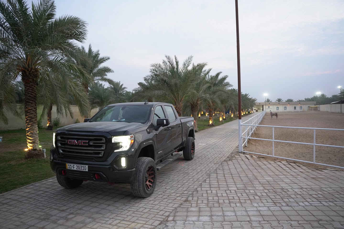 سلام عليكم للبيع
GMC سييرا AT4
موديل 2022
وارد أمريكي 
بدون صبغ السيارة بيها بابين مبدلات نفس اللون مال السايق و الي وراها 

مرفعه ترفيع rough country ترفيع امريكا 
كير تعليك 
محرك السيارة 6200 cc
كشنات كهرباء 
سيارة دفع رباعي off road 
كشنات جلد اسود 
السيارة باب طويل 
موصفات AT4 فول

350 وبيها مجال بسيط للشراي 
الشراي يتصل وبي خير ويدلل ***********
