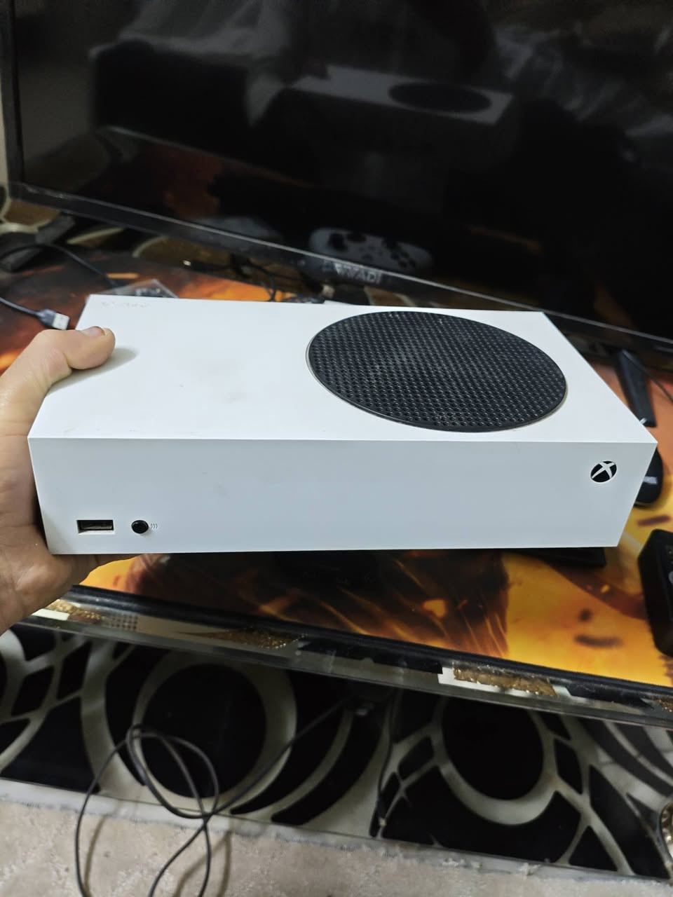 اكس بوكس سيريس اس
ذاكرة 512 حساب مشتري بي 
بتلفيلد ١
بتلفيلد v
تكن 7
كول اوف ديوتي مدل ورفر 1
الجهاز ولحساب سعرة 375الف وبي مجال شي بسيط 
عندي بعد هواي غراض مثل ماوس وكيبورد وسماعة 
يوبي اس 850واط بطاريات للجوستك  وشاشة  تفاصيل واتساب ***********مكاني بغداد الشعب
