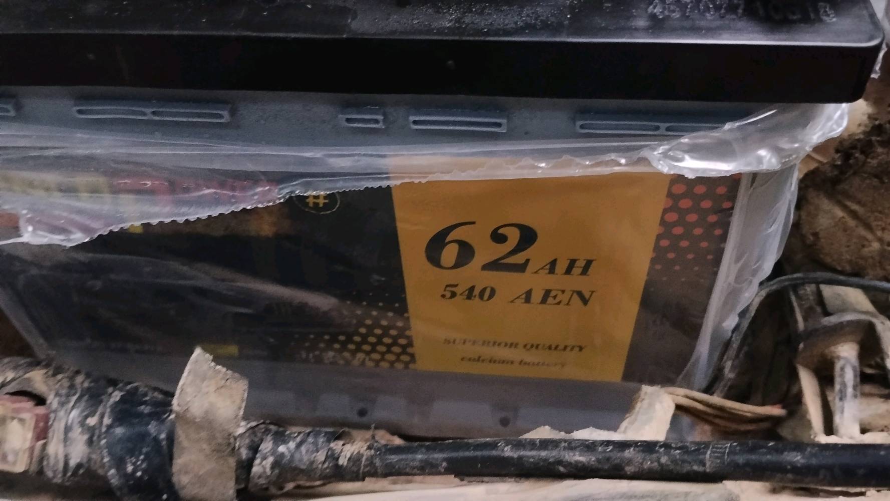 باتري حجم صغير مناسب لاي سيارة شغال بشرط جديد بليلون سعر 50 الف بيها مجال لحضرتك ويوجد تبديل ايضا الباتري 