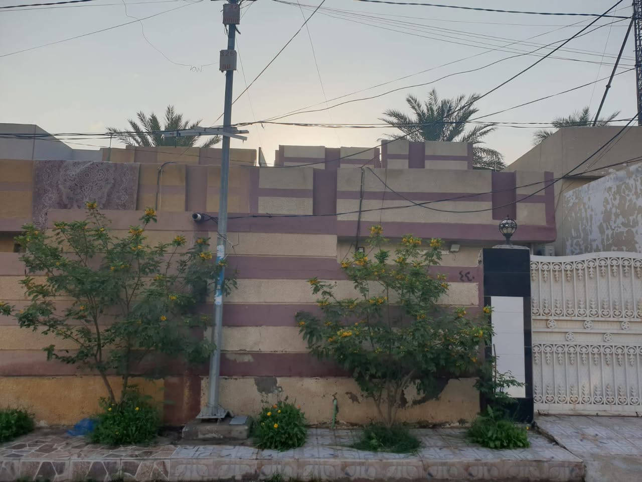 للبيع بيت طابقين طابو صرف
بعقوبة القديمة / حي المهندسين
خلف كاتب العدل القديم، 
المساحة 172 متر
بناء حديث 2018
يحتوي على غرفة فوق وغرفة جوه، ومطبخ وصالة وهول وحمام وحديقة داخلية
السعر 215 مليون وقابل للتفاوض ***********
ابوسيف
