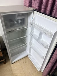 ثلاجة شركة دينكا الارتفاع 115 العرض مع الباب 50 السعر 110 وبيها مجال ن...