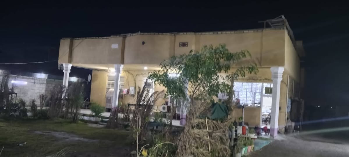 بيت البناء 400 متر من غير الاستقبال الخارجي وملحقاته المساحه دونم مزروع كافه انواعالنخيل والاشجار المثمره العنوان السلاميات بعد سيطره ابو ريشه هذا رقم صاحب البيت 0770 391 4827
