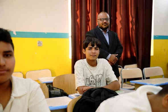 الصحة المدرسية عنوان لزرع الحياة في صدور الطلبة.

زار فريق مركز صحي حي  المعلمين  ثانوية الكوثر الاهلية النموذجية للبنين مساء يوم الأربعاء ١١/٢٦

قدم الفريق نشاطًا توعويًا حول مقاومة مضادات الميكروبات، وفحص النظر شمل محاضرة داخل المدرسة، إضافة إلى لقاءات جماعية وفردية مع الطلبة والمدرسين. 

النشاط ركز على توضيح مخاطر الاستخدام الخاطئ للمضادات الحيوية، وكيف يمكن أن يؤدي ذلك إلى ظهور جراثيم مقاومة يصعب علاجها، مع التأكيد على أهمية الالتزام بوصفة الطبيب وعدم تناول أي مضاد من دون استشارة.

كما كانت هذهِ الزيارة ليست مجرد جولة تفقدية، بل رسالة مستمرة بأن الصحة تبدأ من الوعي، ومن قاعات الدرس قبل عيادات العلاج.
أن الوقاية ليست إجراءً عابرًا، بل ثقافة حياة.

ثانوية الكوثر الاهلية النموذجية للبنين نبع العلم والمعرفة 
الموقع / النجف الاشرف/ حي السعد/ شارع جامع ابن كمونه/مقابل القنصلية الايرانية سابقا/مجاور مكاتب السياحة والسفر. 
للاستفسار الاتصال 
ممثل الهيئة التأسيسية 
*********** 
الحسابات 
***********
الإعلام 
*********** 
القادم أفضل أن شاء الله
