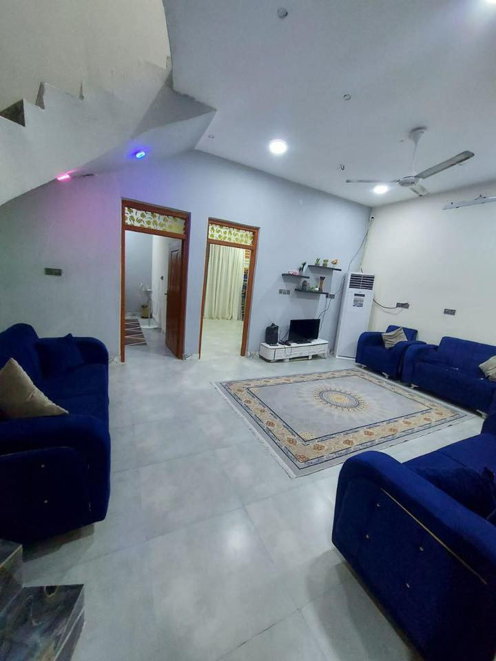 يالله
دار زراعي للبيع مساحه ٢٠٠م في منطقة الصخيين قرب المدارس 
يبعد عن الحولي ١٠٠متر 
بناء طابوق وسقف كونكريت 
يتكون من غرفتين وصاله ومطبخ وديوانيه وصحيات داخليه وخارجيه ومناور وحديقه نهايه البيت 
خدمات ماء وكهرباء ومدارس عرض شارع١٠متر 
السعر٨٥مع مجال 
للأستفسار والتواصل ***********
***********
