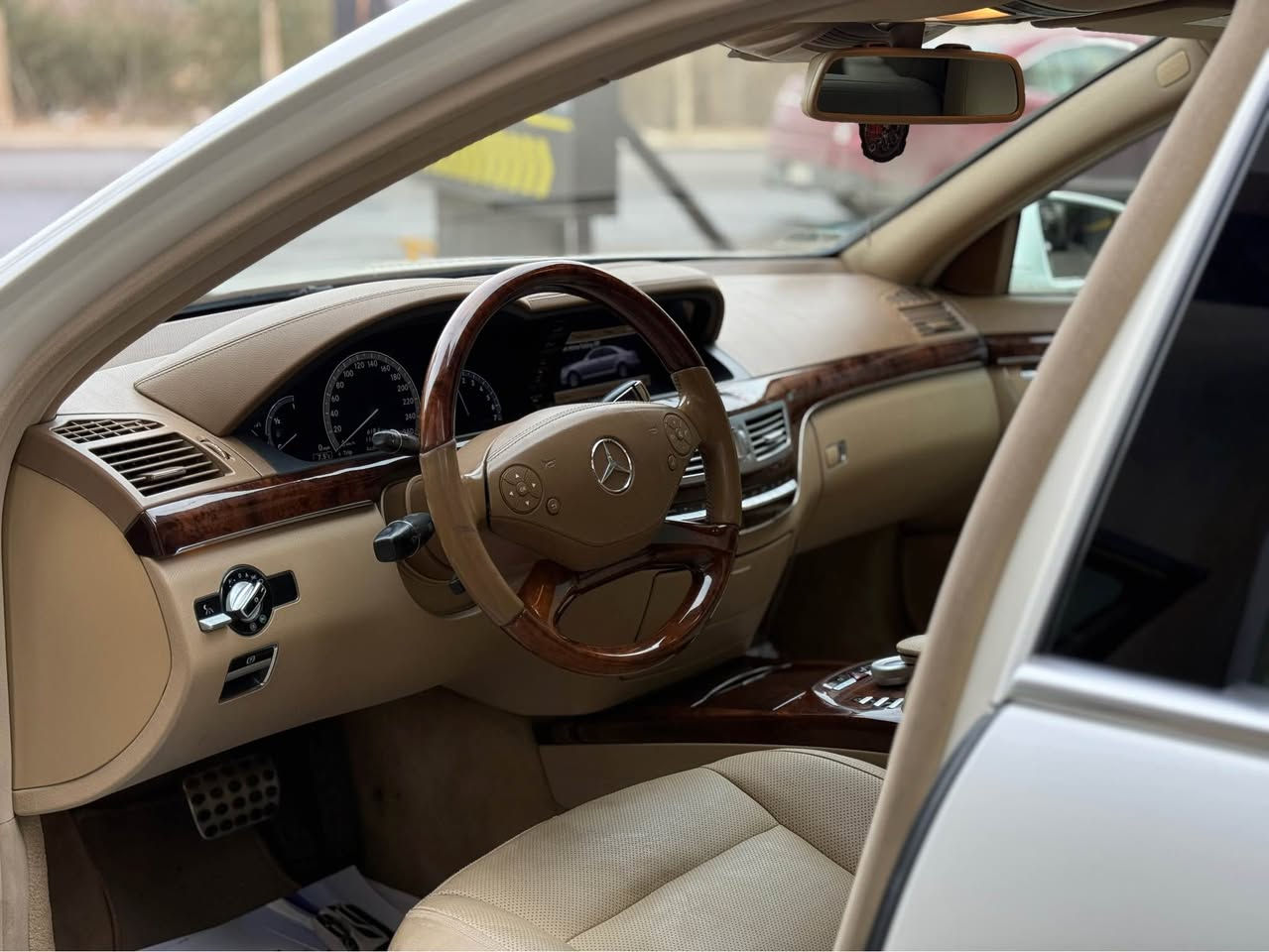 السلام عليكم بيع او مراوس بشمالي

Mercedes S Class 350 AMG
السيارة وكالة اربيل باجكير يعني مواصفات خليجي
مكينة: 350 بانزين 6 سلندر
السيارة بلادي AMG ✅

 موديل 2013
 عداد المسافات 117 الف كيلو حقيقي

السيارة خليجية مكفولة كفالة عامة من الصبغ جديدة كلش بيها PDR باب السايق ومايبين ابد فقط بالسونار يطلع

مكينة كير 100% بشرط كفالة
سيرفس كهربائيات وميكانيك كلها شغالة وكفالة دهون وفلاتر سيرفس كامل جاهزة من كلشي

المواصفات AMG
داخل بيجي والدشبول بيجي
باب طويل رئاسي
ناظور ليلي  
رادارات 
ثلاجه خلفيه
بردات عدد 5 
توقف ذاتي 
بانوراما 
بصمه تشغيل مع الابواب ايضا بصمه 
كشنات تدفئه وتبريد وخزن 
كشنات داينمك مع القيادة
لايت داينمك مع السترين متحرك
صندق شفط كهرباء 
جكات شغالة بلادي
ابواب شفط

الرقم الجديد اربيل تحويل مباشر

اي سؤال او استفسار 
*********** Singapore
