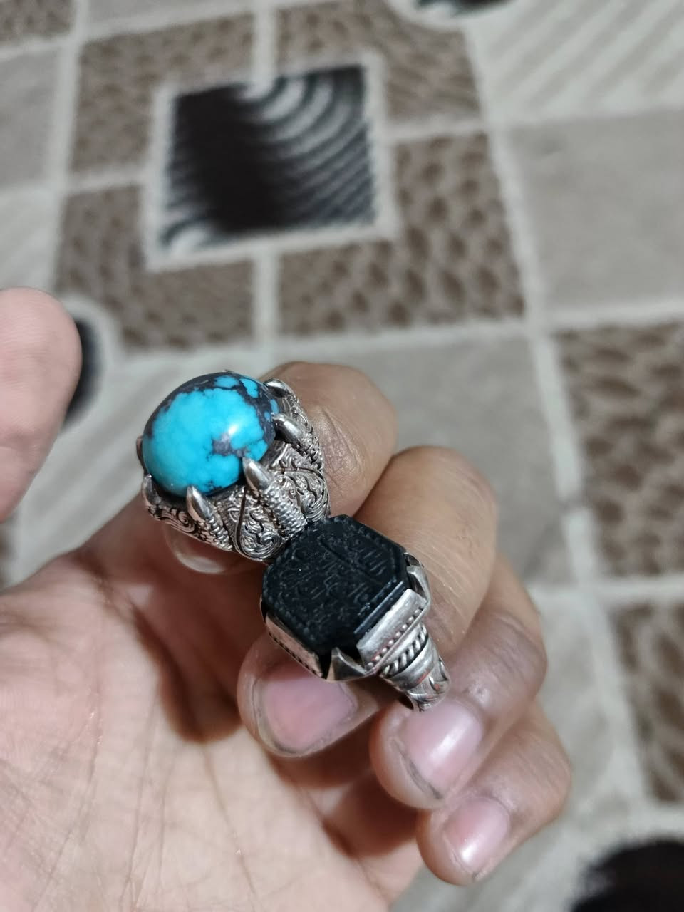 السلام عليكم فيروزي وعباس أباد اصليات وصياغه عراقية للبيع 80 وبيهن مجال قليل الكزيزه *********** لايوجد توصيل
