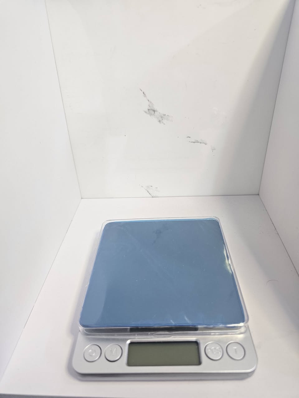 ميزان رقمي دقيق وصغير (Digital Pocket Scale) يُستخدم عادةً لوزن المجوهرات، والأعشاب، أو المعادن.
سعة الوزن (Capacity): من \(1\) جرام وحتى \(2000\) جرام.
الدقة (Readability): تقبل قراءات دقيقة جداً تبدأ من \(0.1\) جرام.
وحدات القياس المدعومة: تشمل الجرام (g)، القيراط (ct)، الأونصة (oz)، أونصة تروي (ozt)، الرطل (lb)، الدويت (dwt)، والمليلتر (ml).
ميزة الوزن الفارغ (Tare Range): يدعم التصفير الكامل عند وضع وعاء أو أداة لمعرفة الوزن الصافي بدقة (\(0\) Tare).
معايرة: معايرة تلقائية (Auto-Calibration) لضمان دقة القراءات دائماً.
ميزان رقمي دقيق وصغير (Digital Pocket Scale) يُستخدم عادةً لوزن المجوهرات، والأعشاب، أو المعادن.


**إذا كنت صاحب هذا الإعلان وتريد حذفه لأي سبب، رجاءا أرسل رسالة إلى الدعم الفني**