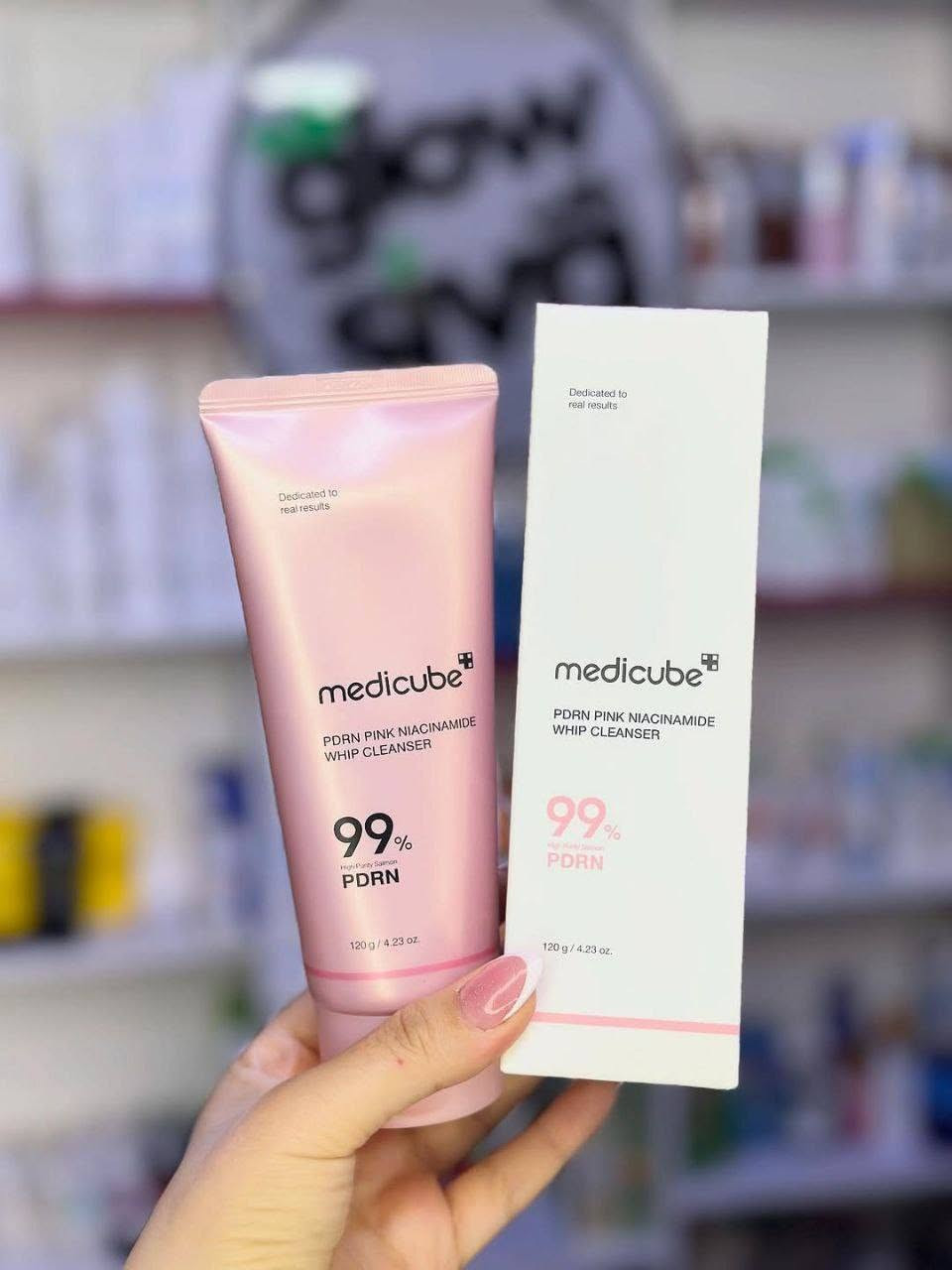 🍡غسول الوجه الرغوي المارشميلو Medicube PDRN Pink Niacinamide Whip Cleanser مصمم لتنظيف البشرة بعمق ولطف، مع توفير فوائد تجديدية وإشراقة. يوفر الغسول تنظيفًا عميقًا ولطيفًا بفضل رغوته الغنية التي تزيل الشوائب دون التسبب في جفاف البشرة. كما يحتوي على النياسيناميد للمساعدة في تفتيح وتوحيد لون البشرة وتقليل التصبغات، وعلى PDRN عالي النقاء لدعم تجدد الخلايا وتقوية حاجز البشرة. يُعد المنتج مناسبًا لجميع أنواع البشرة، بما في ذلك البشرة الحساسة.

✅ الفوائد الرئيسية:-
✔️ يبدأ المنتج بقوام هلامي لزج (يشبه المارشميلو) يلتصق بالشوائب ويزيل الأوساخ والزيوت الزائدة من المسام، ثم يتحول إلى رغوة كريمية غنية عند ملامسة الماء.
✔️ يحتوي على نسبة عالية من النياسيناميد (5% أو 20,000 جزء في المليون) المعروف بخصائصه في تفتيح البشرة، تقليل البقع الداكنة، وتوحيد لونها.
✔️ مدعم بـ PDRN (بولي ديوكسي ريبونوكليوتيد) النقي بنسبة 99% والمستخلص من الحمض النووي لسمك السلمون، والذي يساعد على دعم تجدد الخلايا وتحسين مرونة البشرة وملمسها.
✔️ يحتوي على حمض الهيالورونيك والسيراميد والبانثينول للمساعدة في الحفاظ على رطوبة البشرة وتقوية حاجزها الواقي، مما يمنع الجفاف أو الشد بعد الغسل.
✔️ تركيبته الخفيفة والمنخفضة التهيج تجعله مناسباً للبشرة الحساسة والجافة والدهنية والمعرضة لحب الشباب.
✔️ يمكن استخدامه كغسول يومي عميق أو كقناع للوجه يترك لمدة دقيقة واحدة لتعزيز التنقية والإشراق.
#الاصلي المنشأ كوريا 🇰🇷💯
السعر ١٥ الاف فقط
🚘 يوجد خدمة توصيل لجميع محافظات العراق ٤ الاف 🚘


**إذا كنت صاحب هذا الإعلان وتريد حذفه لأي سبب، رجاءا أرسل رسالة إلى الدعم الفني**