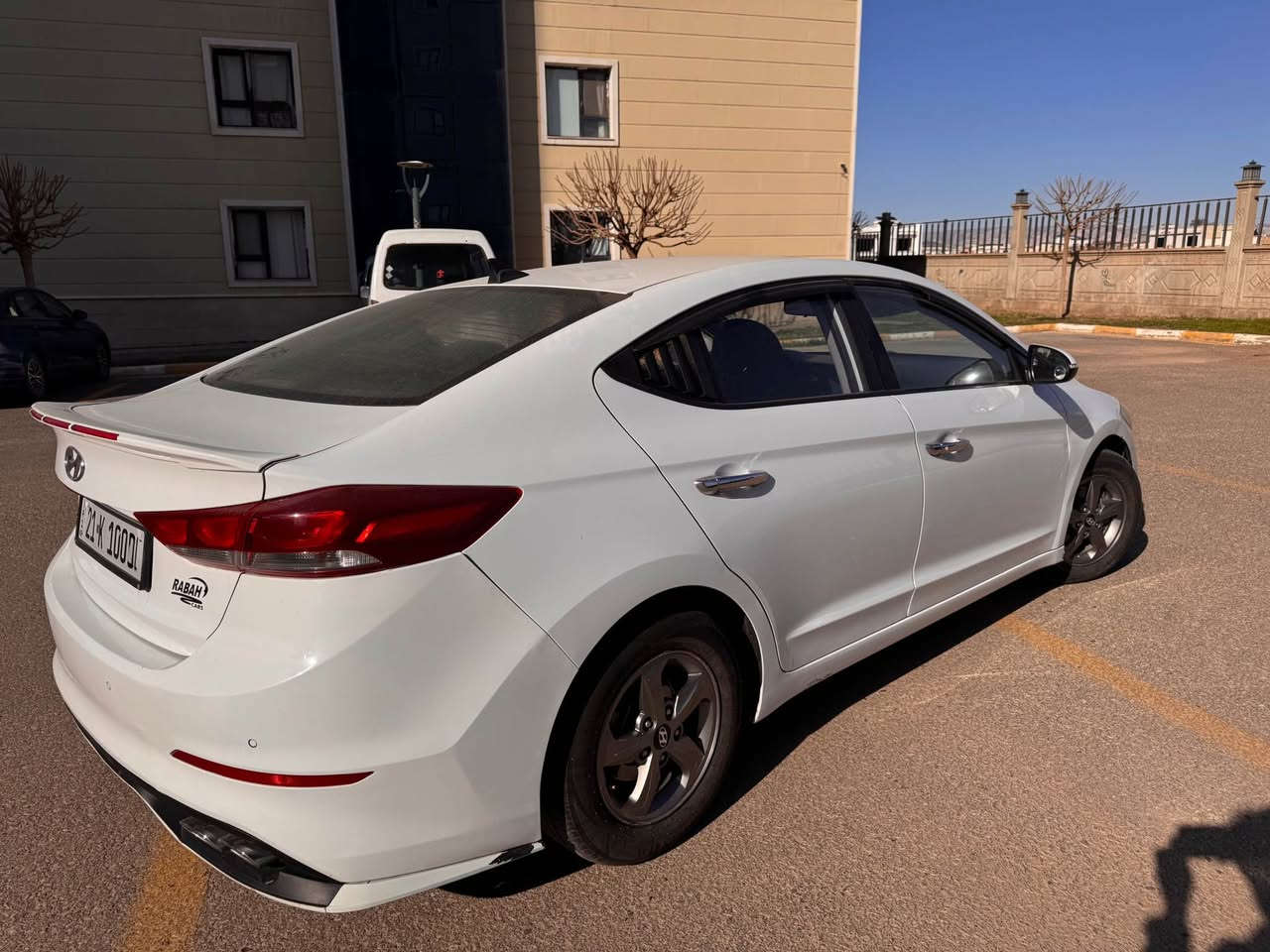 للبيع هيونداي افانتي 2017
محرك 1600 GDI
الممشى 100 ألف كم
اللون أبيض
سيارة نظيفة واستخدام شخصي كاملة سنوية جديدة

المواصفات:
 • شاشة
 • كامرة خلفية
 • حساسات خلفية
 • زجاج ومرايا كهربا

الملاحظات:
 • الدوسات من الجهتين مصبوغات
 • الدعاميات الأمامية والخلفية مصبوغات
 • يوجد بارد خفيف بالجاملغ جهة السكن

الموقع: الموصل حي الشرطة
السعر: ($123) بيها مجال بسيط
رقمي : *********** موصل, نينوى
