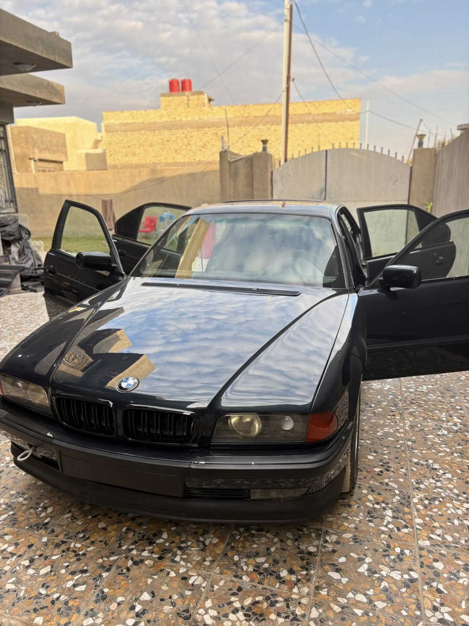 سلام وعليكم بيئم 744مديل 97للبيع السياه متعوب عليها كلش هواي مكينه بالجيس ستوني شادها صبغ ستوها طالعه من الفرن وبدون معجون صفاح موس سياره حته الفيوزات قبق كامل شتريت راديتر جديد مال كصه مروحه جديده حوضن مكينه شباج ام سياره مال جناي باقي نواقص بيها بس يشد الغرفه بطاين بيبان اني مشتريلها جدد تخم هوه وبرداته سياره رقم بغدادمازدات مال كصه بكلايتات مال كصه دعميات مال كصه  مصروف عليها كلش هواي والله البيع بسبب شتريت سياره من امريكا الي يحب يتفضل خاص ويدلل لونها كلش حلو نيلي عله اسود ***********سعرها85  سياره مصروف عليها كلش هواي واكثر من هذه السعر
