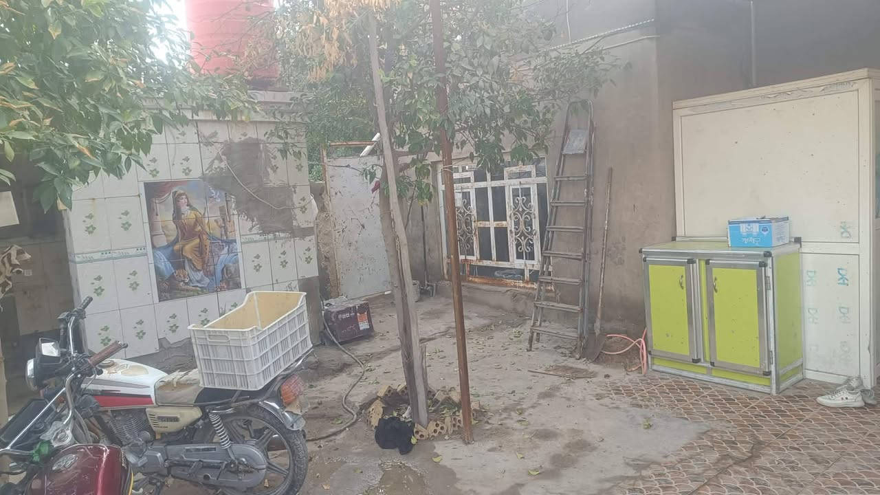 بيت للبيع طابو زراعي المساحة 180م العنوان الحمزة الغربي حي العسكري خلف ساحة ابو كلبجه كاع بيت معيوف يوجد فيه غرفتين وصاله ومطبخ واستقبال وصحيات داخلية وخارجية وخدمات ماء وكهرباء وتبليط السعر 50وبيه مجال بسيط البناء بلوك وطابوك الاستفسار الاتصال على الرقم ***********
