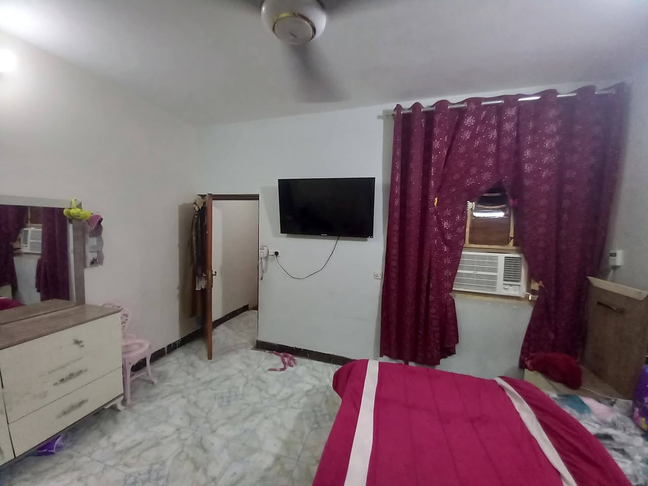 سلام عليكم مرخصة الادمن بيت حي البساتين الظباط مساحة ١٠٠ ٣ نوم صالة حولي حمام تواليت٢ طابو صرف سكني بيت يحتاج لة ترميم ستفسار الاتصال للرقم ***********بي واتساب
