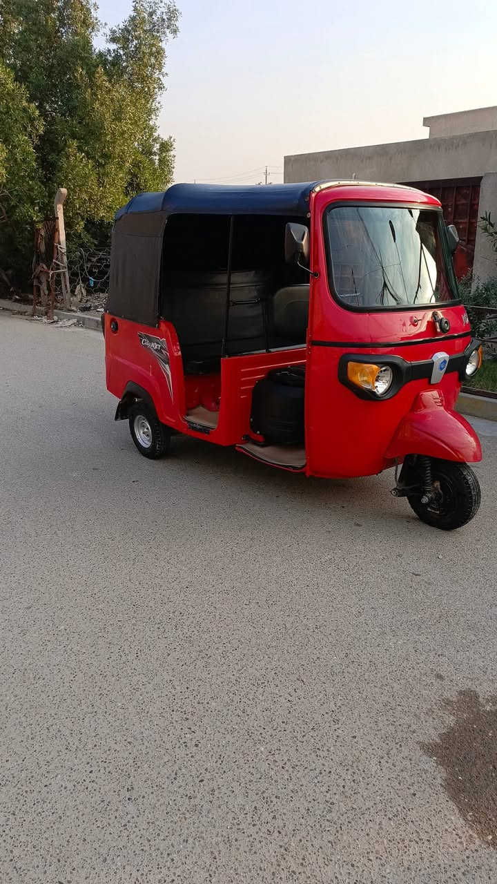 السلام عليكم تكتك بياجو موديل 21 اوراق مكينه مامفتوحه بلاديه  ما بيها اي نقص مكفوله من الصبغ والضربه تكتك نضيفه بشكل مال بيت مامشتغل بيها مكاني بغداد الكماليه السعر 80و2    (مليونين وثمنميه)
اتصال او واتساب ***********
