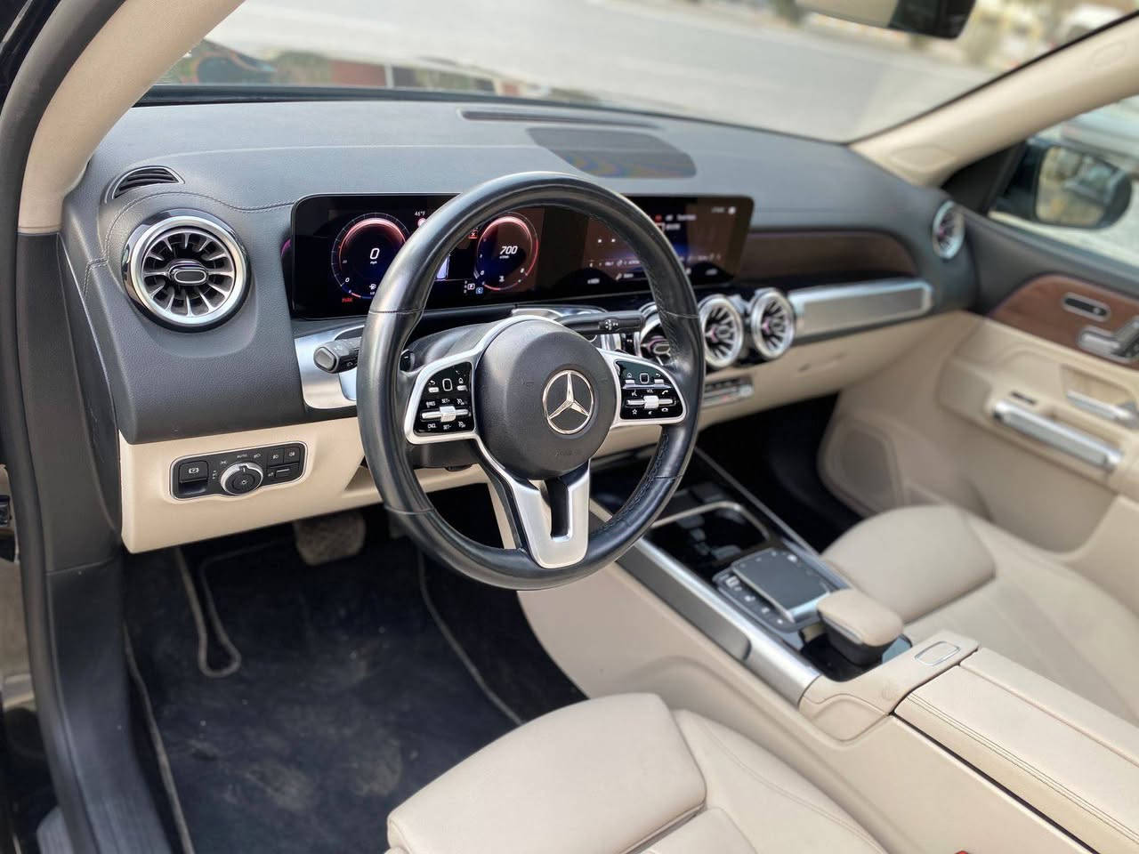 Mercedes Glb 250 v4 2023 *********** 4matic
الون اسود . مواصفات . بسمە . شاشة کبیر . کوشن کهربائی . کوشن تدفئە . 5 کامیرات . سندوق کهربائی . رادار امامی . رادار جانبی . تبرید مرکزی .  محرک 20 تیربو . بدون صبوغ . 
سعر 250$$ مکان سلیمانی
