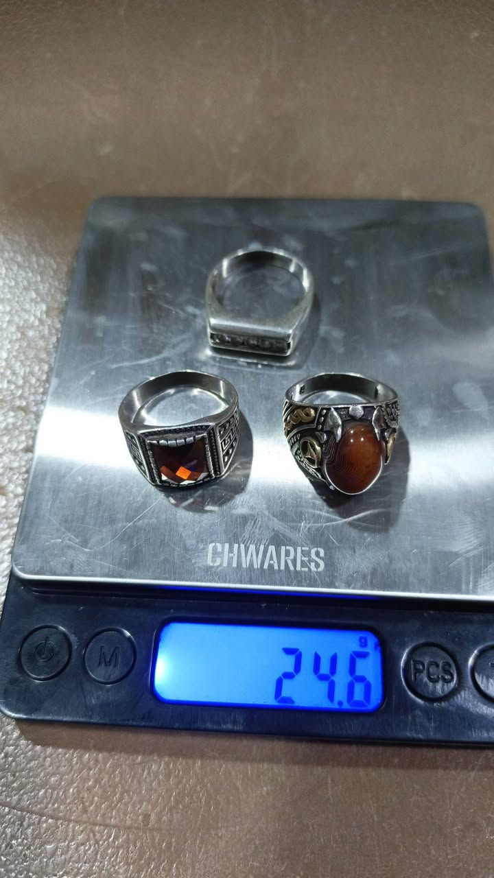 تلاث محابس فضة ٩٢٥ سعر المحبس ٣٥ واذا شلع ب٩٠ هم وتوصيلهم استفسار خاص او ***********
