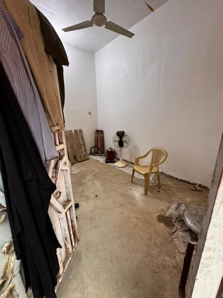 🏠 فرصة مميزة للسكن: بيت للبيع في الحسائية
موقع استراتيجي وهادئ:
يقع المنزل في الحسائية، الفرع المقابل لمدرسة اليرموك، في منطقة هادئة وخدمية قريبة من المدرسة والمستوصف.
📋 تفاصيل العقار:
 المساحة: 100 متر مربع.
 نوع البناء: بناء حديث (سنة 2020) - بناء طابوق.
 نوع الأرض: زراعي.
🏠 تقسيم البيت:
 غرفة نوم واسعة (4م × 5م تقريباً).
 صالة استقبال مريحة.
 ديوانية خاصة.
 طارمة.
 ممر (كليدور) وخدمات (صحيات).
 درج كامل (مؤسس للطابق الثاني مع بيتونة غير مكتمل طابق ثاني تكدر تبني طبيعي احنه مكملي لحد بيتونه ).
✨ المميزات والخدمات:
 المنزل مخدوم بالكامل (ماء، كهرباء، مجاري).
 جاهز للسكن. بيت حاليا ماجر 
💰 السعر:65مليون دينار عراقي (قابل للتفاوض).
📞 للاستفسار والتواصل:
يرجى التواصل عبر (اتصال أو واتساب فقط):
***********
(ملاحظة: غير متواجد على فيسبوك)
