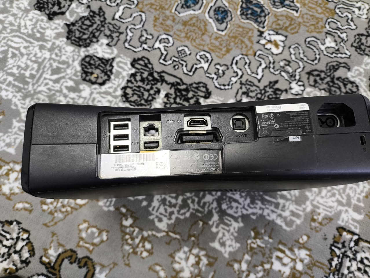 xbox 360  
بۆ فرۆشتن زۆر مەزبووتە بێ کێشەیە پاک ماوەتەوە  
دوو دەسک و وایەری کارەباو ئێجدی لەگەڵایە
 یاری زۆر خۆشی تیایە 
سعری 120 هەزارە مەعامەلە
***********

