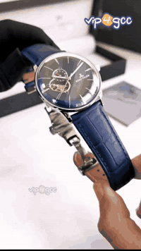 سلام عليكم ساعة REEF TIGER الماركة الغنية عن التعريف اعلى سعر ابيع مزاد قيم باليرضي الله الحركة: تعمل بحركة أوتوماتيكية (ذاتية التعبئة)، ما يعني أنها لا تحتاج إلى بطارية.
• المينا (القرص): تتميز بمينا أزرق أنيق، وغالباً ما نتضمن ثلاثة عدادات فرعية، بالإضافة إلى عرض التاريخ واليوم عند موضع الساعة 3:00.
• الهيكل: مصنوعة من الفولاذ المقاوم للصدأ الفاخر، وفي بعض الطرازات تكون بلون ذهبي وردي، بقطر يبلغ حوالي 42 ملم.
• الحزام: مزودة بحزام من جلد العجل باللون الأزرق، مع مشبك إغلاق قابل للطي.
• الغطاء الخلفي: الجزء الخلفي من الهيكل شفاف، ما يتيح رؤية الحركة الميكانيكية داخل الساعة.
• مقاومة الماء: مقاومة للماء حتى عمق 100 متر (10
بار)، مما يجعلها مناسبة للسباحة والأنشطة المائية


**إذا كنت صاحب هذا الإعلان وتريد حذفه لأي سبب، رجاءا أرسل رسالة إلى الدعم الفني**