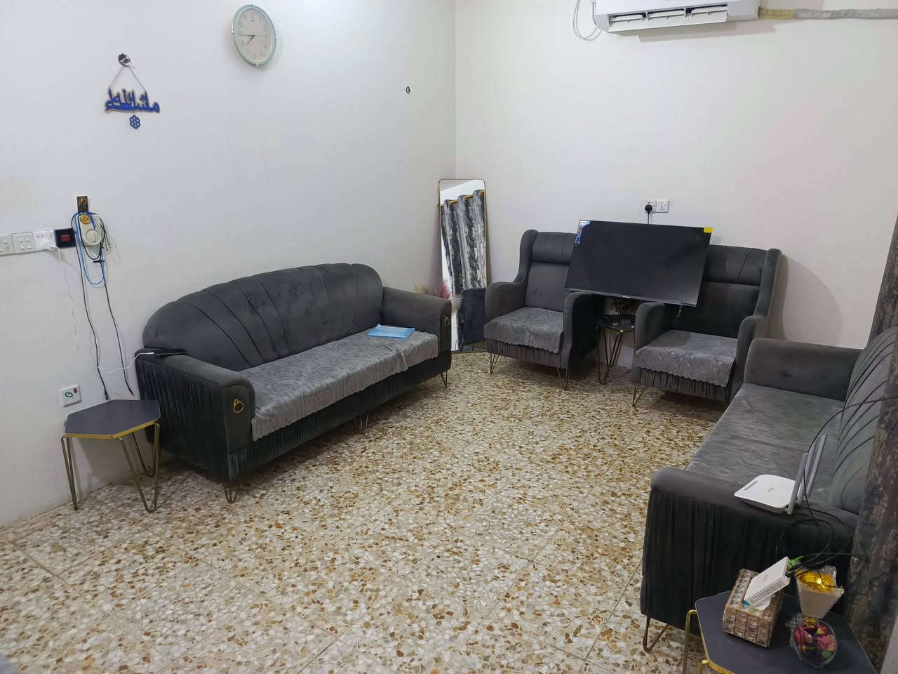 سلام عليكم دار للبيع المساحه 50 متر طابقين سند 25 
بناء حديث كله طابوك درجه اولى نضيف كلش 
غرفتين نوم فوك وصحيات 
استقبال ومطبخ وصاله ومنور وصحيات جوه 
عنوانه كربلاء معملجي ملحق الزيتون خامس البيت يبعد عن الشارع  الاستفسار اتصال ***********

